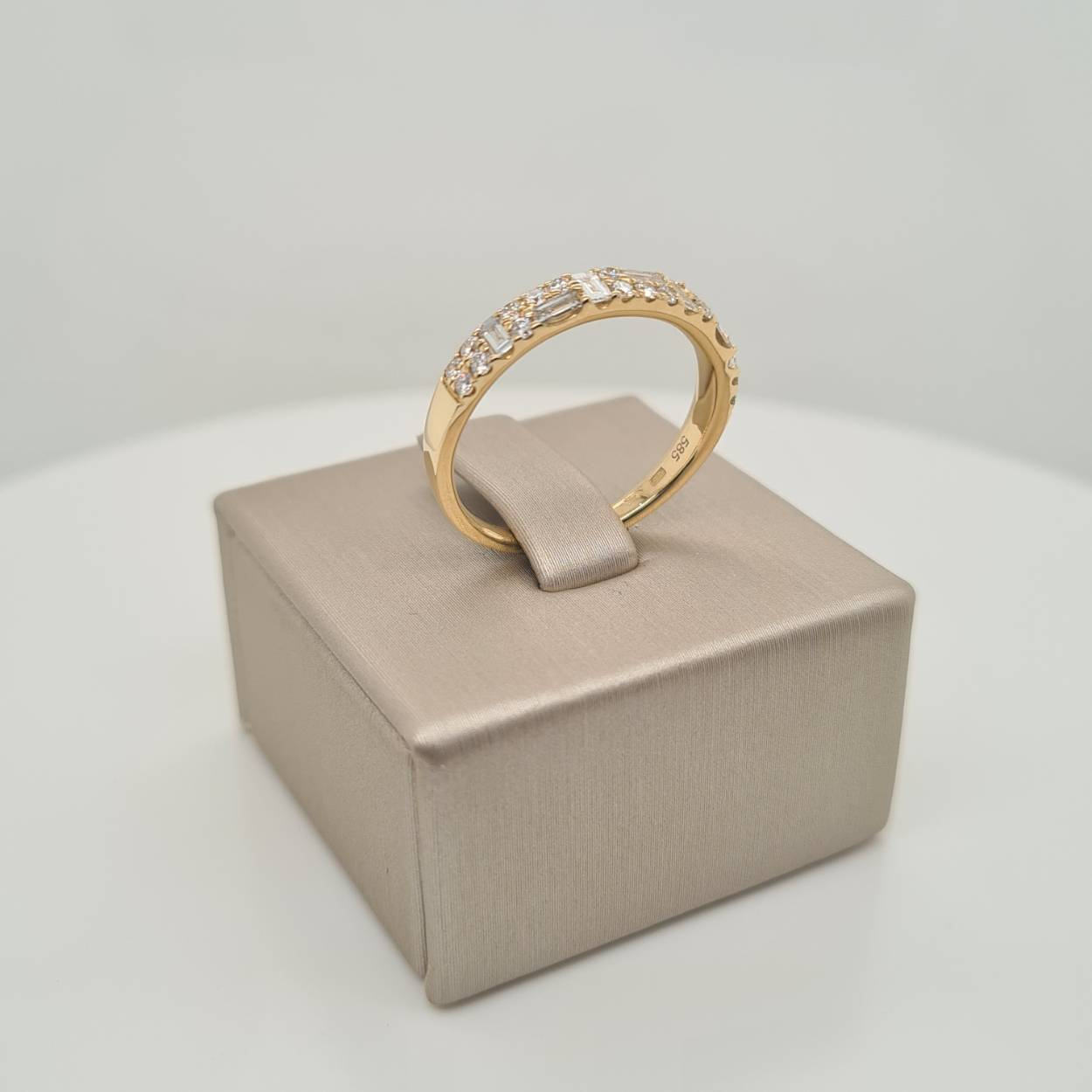 14krt gouden ring met diamant
