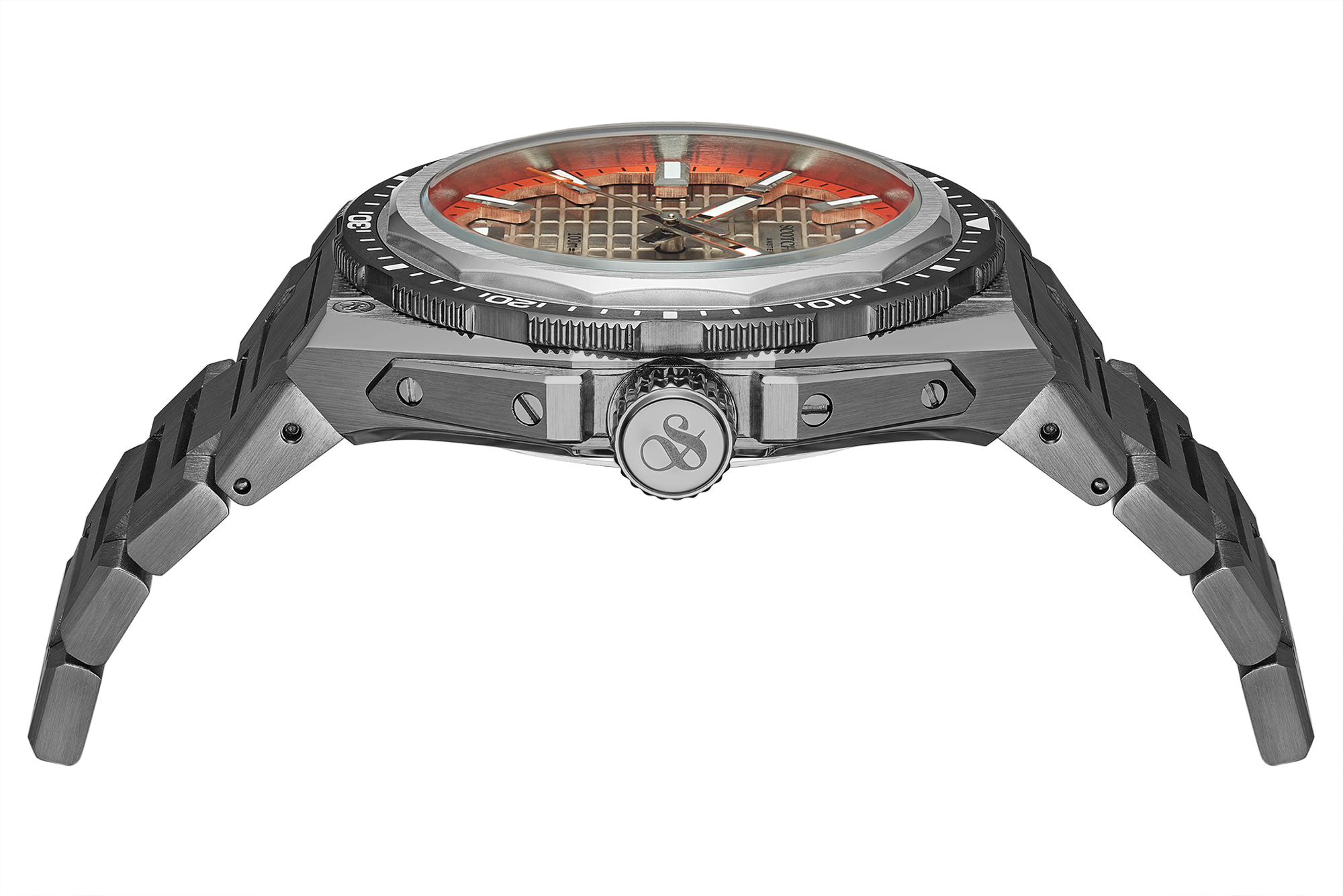 De SSM.101C speelt met textuur en toon. De gestructureerde wijzerplaat vangt het licht op een manier die het horloge steeds anders laat ogen. De oranje details onderscheiden het model van alles wat je al kent. Dit in combinatie met de gunkleurige band en kast zorgt het geheel voor een stoere, urban uitstraling. 
