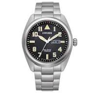 Dit horloge beschikt over Eco-Drive-technologie (opgeladen door elke lichtbron, geen batterij nodig). Het horloge heeft een kalenderfunctie: dag, datum, zonne-energie Hoogwaardige zilveren titanium armband 21 cm lang en 21 mm breed met drukknoopsluiting 
