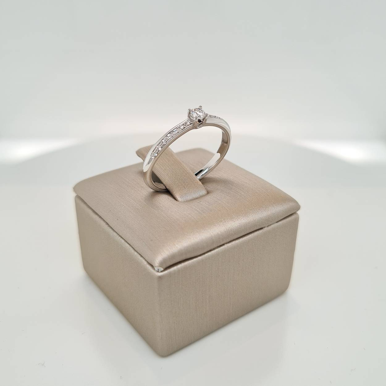 14krt gouden ring met diamant