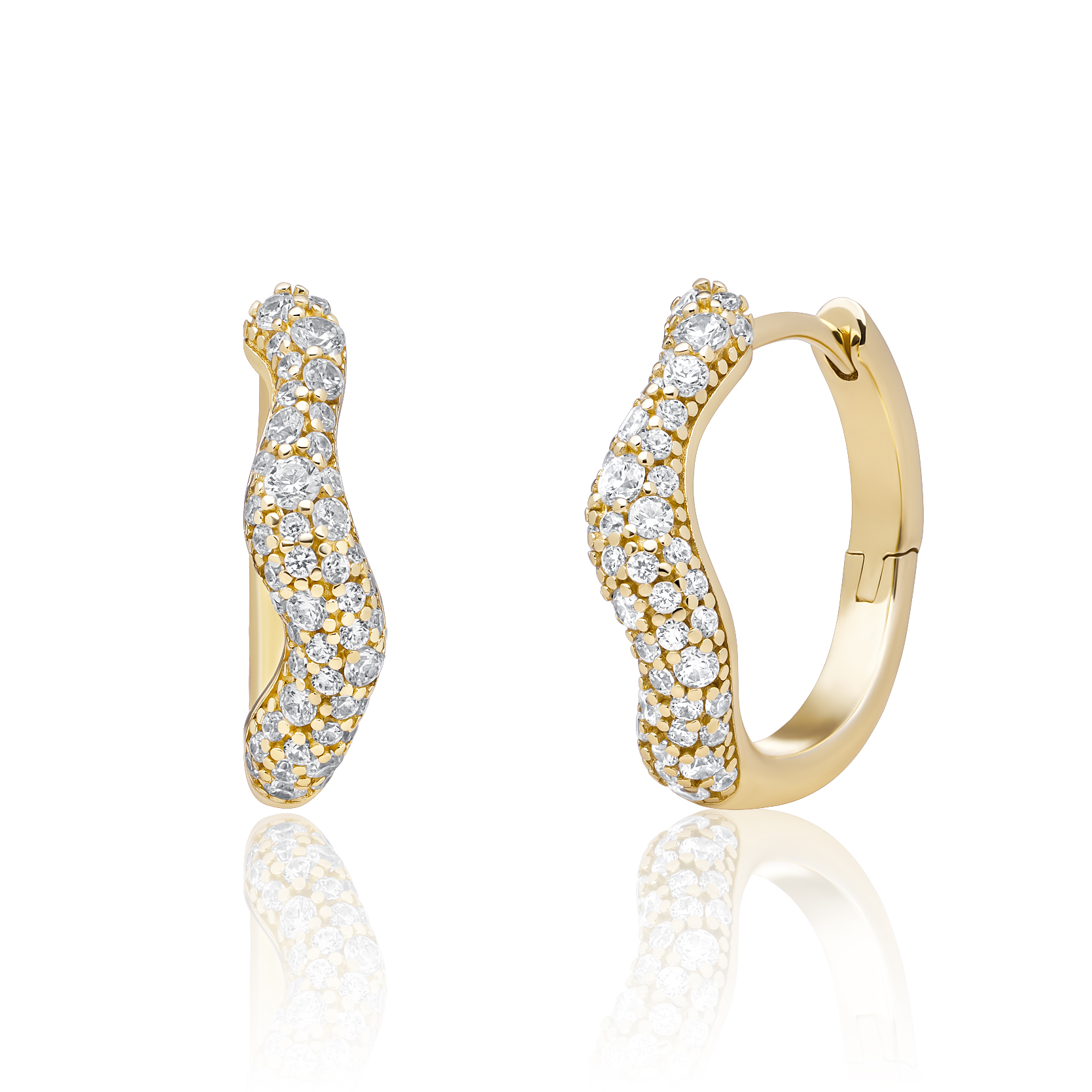 Deze prachtige Earrings I Pave Twirl Huggies Gold - CZ (modelnummer: EAG48) zijn verguld en hypoallergeen, gemaakt van 925 sterling zilver. Deze gouden knopoorbellen zijn perfect als je een nieuwe, stijlvolle look wilt. Draag ze bij zowel casual als chique outfits voor een verfijnde uitstraling. Ideaal voor dagelijks gebruik en speciale gelegenheden.