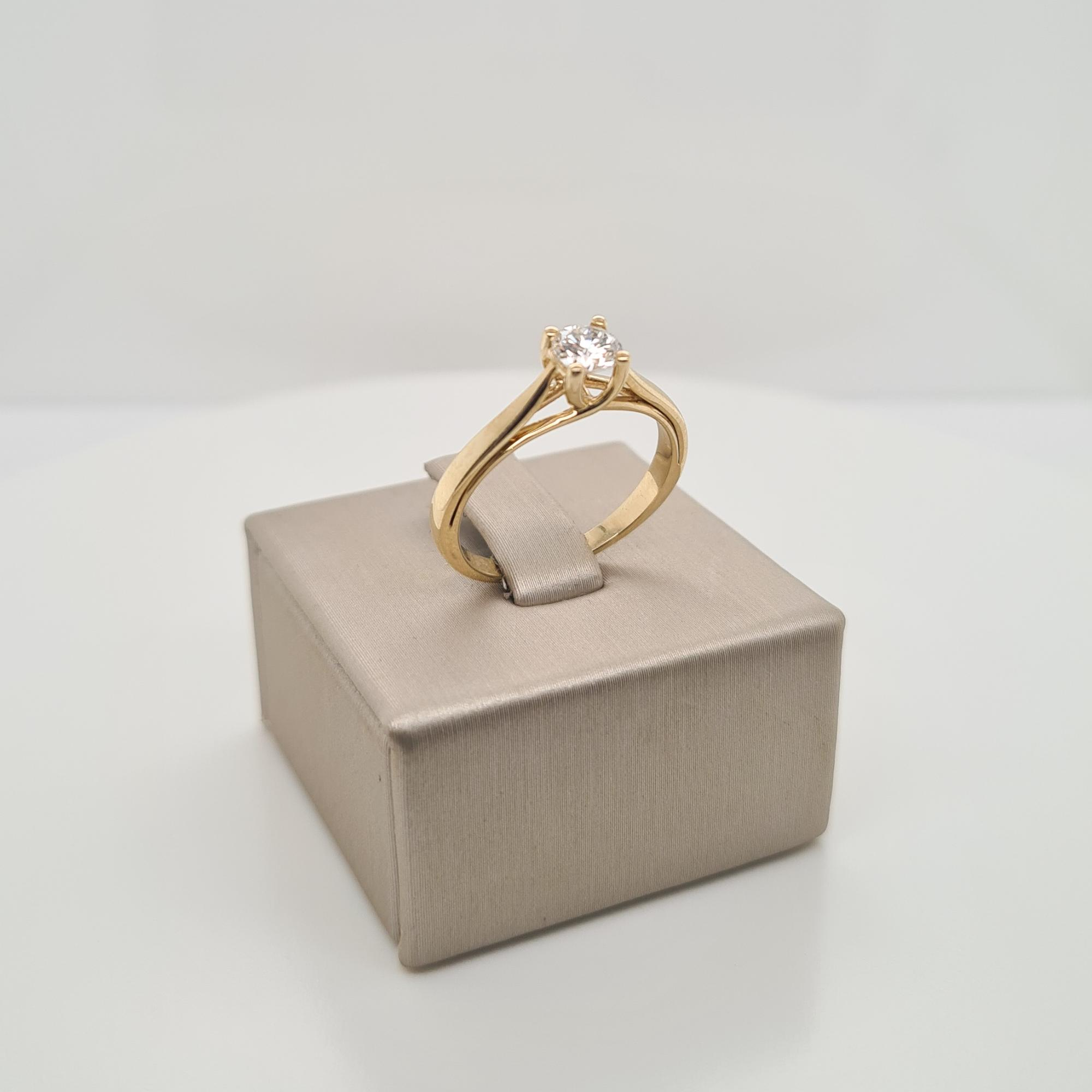 14krt gouden ring met diamant