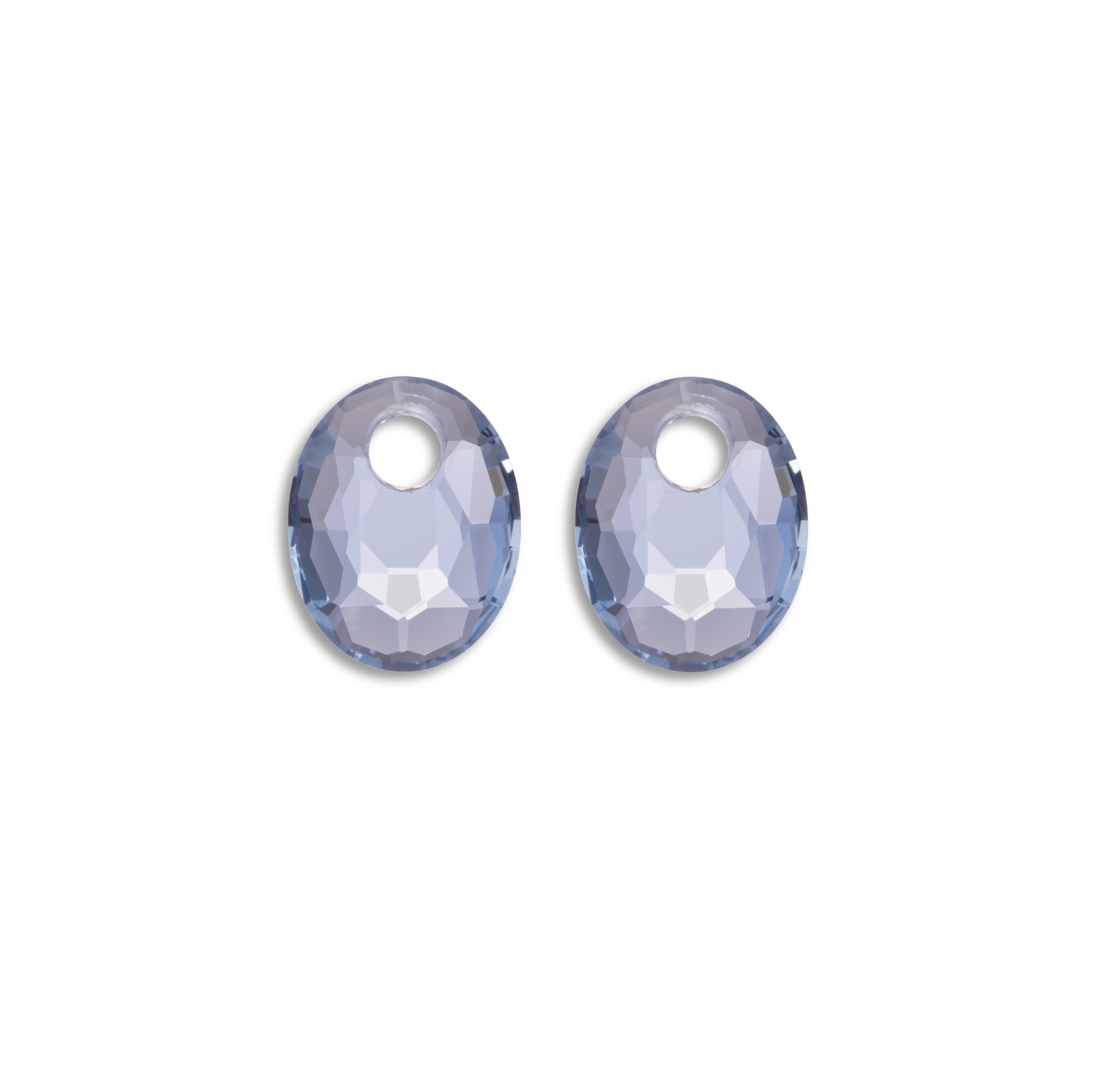 Productkenmerken van de Earstones I Small Oval - Ice Blue Quartz, modelnummer EAGEM72-SO: Deze hanger is een juweel voor oorbellen met een prachtige blauwe kleur en een grote bladvorm. Het is hypoallergeen en gemaakt van kwarts. Draag het als een opvallend statement aan je oor voor een stijlvolle en moderne uitstraling. 