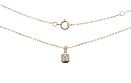 Diese Kette und Anh&auml;nger aus Gold 375 mit der Modellnummer 311001019 verf&uuml;gt &uuml;ber ein elegantes Design aus 9 Karat Gelbgold. Geschm&uuml;ckt mit Labor-Diamanten (VS1, G-Farbe, Brillant-Schliff), bringt sie 1,76g auf die Waage. Perfekt f&uuml;r einen charmanten Alltagslook oder abendliche Veranstaltungen. Kombinieren Sie sie mit einem schlichten Outfit, um die Schmuckst&uuml;cke hervorzuheben.