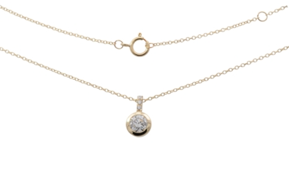 Die Kette mit Anh&auml;nger aus 375er Gelbgold besitzt einen 0,53 ct Labordiamanten und eine 1,1mm Ankerkette. Sie strahlt in edlem Gelb und &uuml;berzeugt mit 9 Karat. Mit einem Gewicht von 1,87 g bietet sie zarten Tragekomfort. Ideal f&uuml;r besondere Anl&auml;sse oder als eleganter Hingucker im Alltag. Tragen Sie sie allein oder in Kombination mit anderen Ketten.