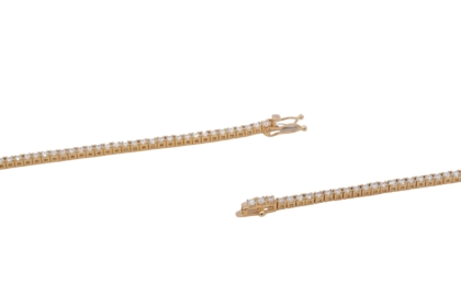 Das Tennisarmband Gold 375 mit Labordiamant, Modellnummer 317001019, ist ein elegantes Schmuckst&uuml;ck aus Gelbgold. Mit einer L&auml;nge von 180 mm eignet es sich perfekt f&uuml;r das Handgelenk. Tragen Sie es solo f&uuml;r einen edlen Look oder kombinieren Sie es mit anderen Armb&auml;ndern f&uuml;r einen trendigen, vielschichtigen Stil. Ideal f&uuml;r jeden Anlass.