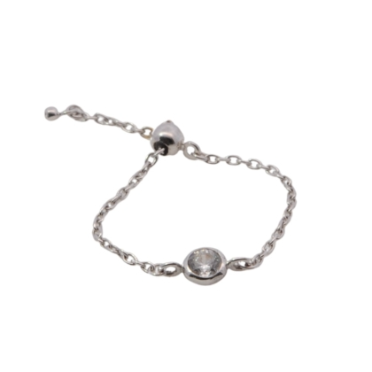 Der Kettenring WG 333 1 Zirkonia, Modellnummer 670206019, ist ein stilvoller Schmuckring, ideal f&uuml;r allt&auml;gliche Anl&auml;sse. Gefertigt aus Wei&szlig;gold und verziert mit einem funkelnden Zirkonia, hebt er jedes Outfit hervor. Tragen Sie ihn am besten solo oder in Kombination mit anderen schlichten Ringen, um einen eleganten Look zu erzielen. Perfekt f&uuml;r den Alltag!