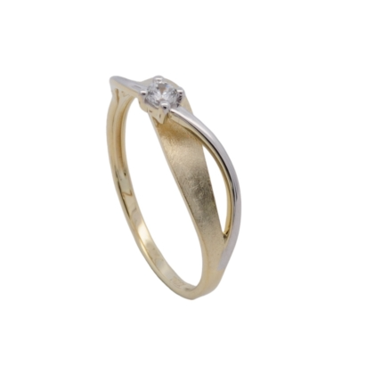 Der Ring Gold 333 1 Zirkonia Bicolor, Modellnummer 670215057, ist ein eleganter Schmuckartikel. Er geh&ouml;rt zur Kategorie "Jewel" und ist speziell als normaler Ring konzipiert. Mit Gr&ouml;&szlig;e 57 und seiner zweifarbigen &Auml;sthetik eignet er sich ideal f&uuml;r den t&auml;glichen Gebrauch oder besondere Anl&auml;sse. Tragen Sie ihn als elegantes Accessoire f&uuml;r einen Hauch von Stil.