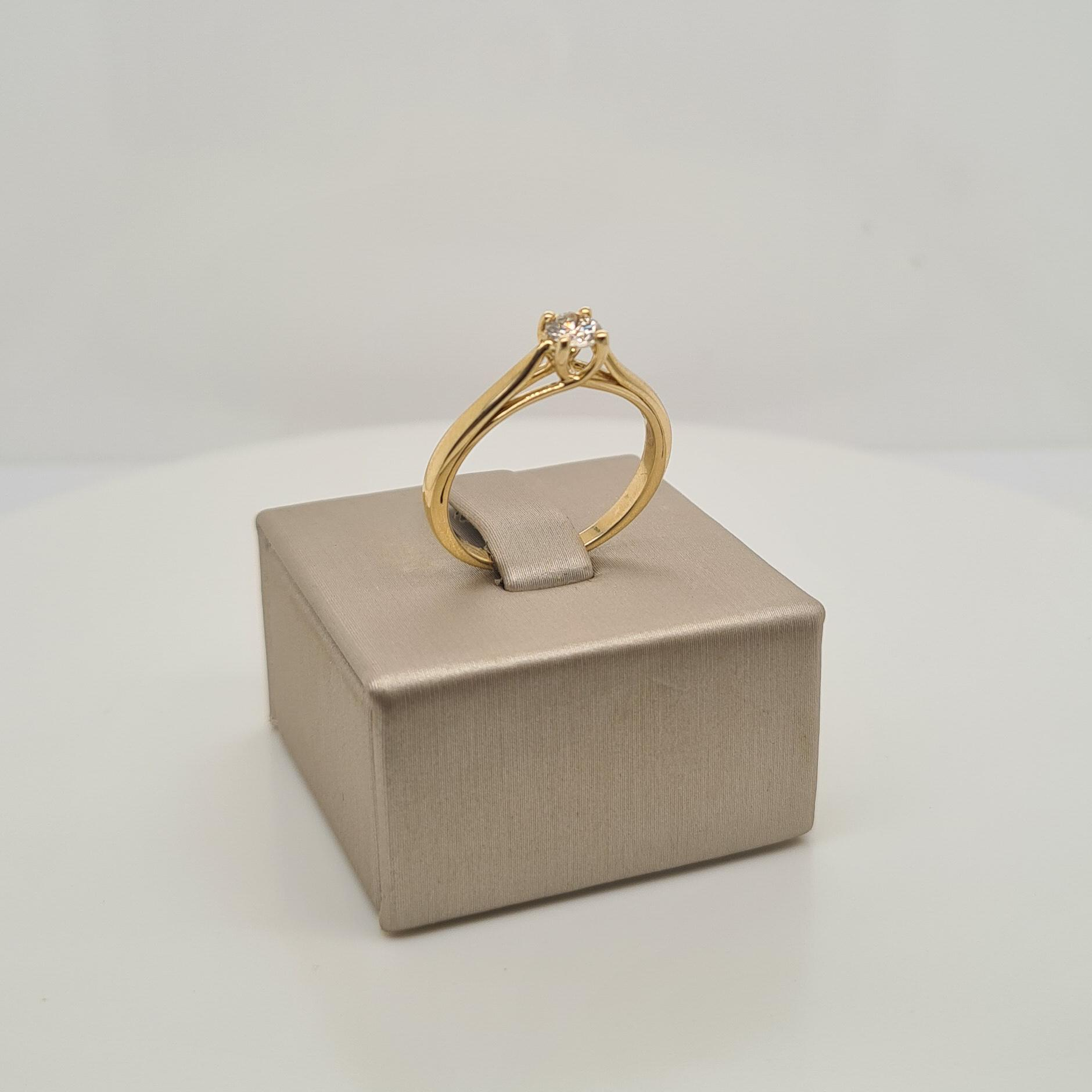 14krt gouden ring met diamant
