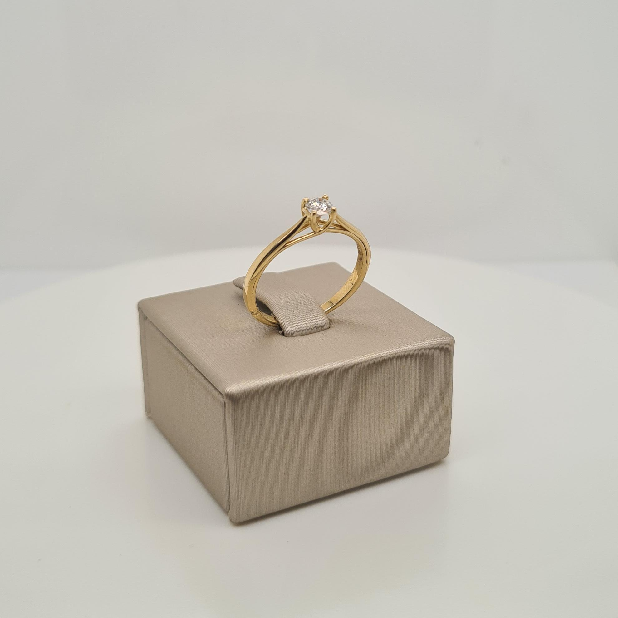 14krt gouden ring met diamant