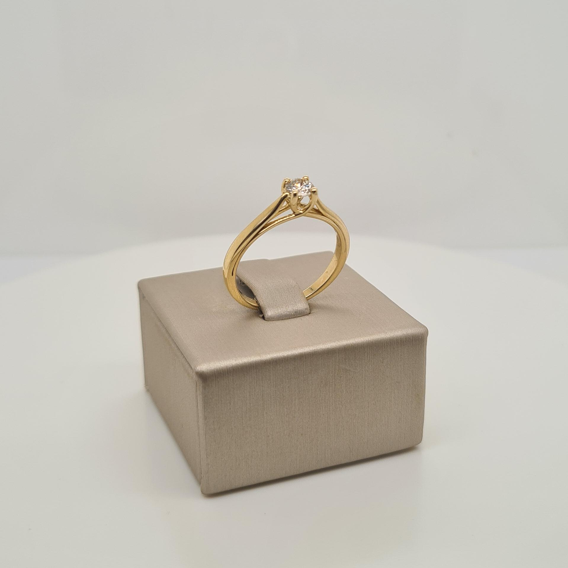 14krt gouden ring met diamant