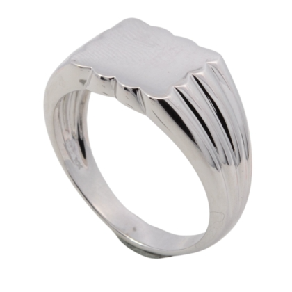 Dieser Herrenring aus poliertem Silber, Modellnummer 745428064, geh&ouml;rt zur Kategorie Schmuck und ist ein Ring f&uuml;r den Alltag. Mit einer Gr&ouml;&szlig;e von 64 bietet er eine elegante Passform. Der Ring l&auml;sst sich am besten allein oder in Kombination mit anderen schlichten Accessoires tragen, um einen stilvollen und modernen Look zu erzielen.