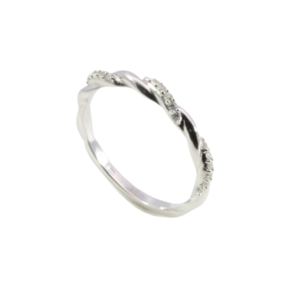 Der D-Ring Silber Zirkonia mit der Modellnummer 746738050 ist ein eleganter Schmuckring ideal f&uuml;r den Alltag. Er besticht durch funkelnde Zirkonia-Steine auf silbernem Finish. Am besten wird er alleine oder mit anderen zarten Schmuckst&uuml;cken kombiniert getragen, um einen dezenten, aber stilvollen Look zu erzielen. Perfekt f&uuml;r jede Gelegenheit im Alltag.