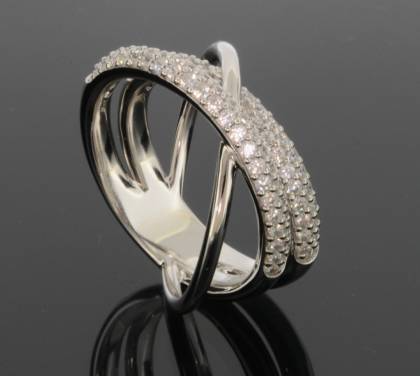 Der Ring Silber 80 Zirkonia, Modellnummer 746128056, besteht aus 925er Sterlingsilber und ist mit 80 Zirkonia-Steinen besetzt. Ideal f&uuml;r den Alltag, bietet dieser silberfarbene Ring in Gr&ouml;&szlig;e 56 klassischen Glanz. Perfekt mit l&auml;ssiger oder eleganter Kleidung kombinierbar, ist dieser Ring ein vielseitiges Schmuckst&uuml;ck f&uuml;r jede Gelegenheit.
