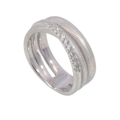 Der Ring Silber 17 Zirkonia Struktur poliert (Modellnummer 746812058) ist ein elegantes Schmuckst&uuml;ck mit 17 funkelnden Zirkonia-Steinen. Er eignet sich perfekt f&uuml;r den Alltag. Der Ring ist in Gr&ouml;&szlig;e 58 erh&auml;ltlich und poliert f&uuml;r einen gl&auml;nzenden Look. Tragen Sie ihn alleine oder kombinieren Sie ihn mit anderen Schmuckst&uuml;cken f&uuml;r einen stilvollen Auftritt.