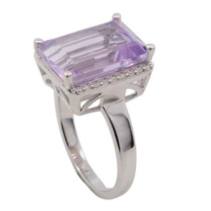 Der Ring "Silber 1 Amethyst rosa 18 Zirkonia" (Modellnummer 746849054) besticht durch sein edles Design aus 925er Sterlingsilber. Der violette Amethyst und die 18 funkelnden Zirkonia machen ihn zum perfekten Accessoire f&uuml;r den Alltag. Ideal f&uuml;r stilvolle Anl&auml;sse und passend zu jedem Outfit. Optimal zur Geltung kommt er an der Hand in der Gr&ouml;&szlig;e 54.