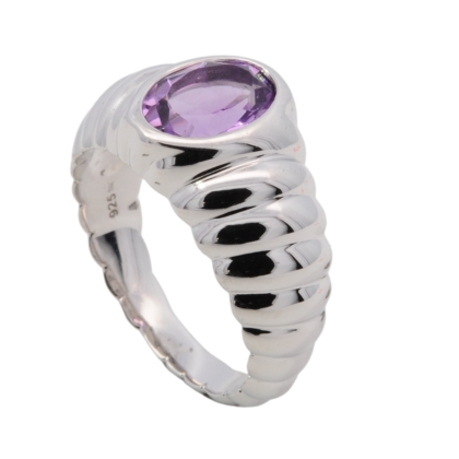 Der Ring Silber 1 Amethyst lila oval mit der Modellnummer 746860058 ist ein eleganter Schmuckst&uuml;ck in Gr&ouml;&szlig;e 58. Er eignet sich ideal f&uuml;r den allt&auml;glichen Gebrauch. Tragen Sie diesen Ring zu einem l&auml;ssigen oder formellen Outfit, um einen Hauch von Farbe und Eleganz hinzuzuf&uuml;gen. Perfekt f&uuml;r jede Gelegenheit!