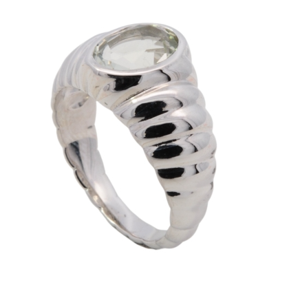 Der Ring "Silber 1 Amethyst gr&uuml;n oval WMU Prospekt Z/Z731" mit der Modellnummer 7468610544 ist ein eleganter Schmuckring mit einem gr&uuml;nen ovalen Amethysten. Er geh&ouml;rt zur Kategorie "Jewel" und ist f&uuml;r den allt&auml;glichen Gebrauch geeignet, in Gr&ouml;&szlig;e 54 erh&auml;ltlich. Tragen Sie ihn als stilvolles Accessoire zu jedem Outfit, um einen Hauch von Farbe und Eleganz zu verleihen.