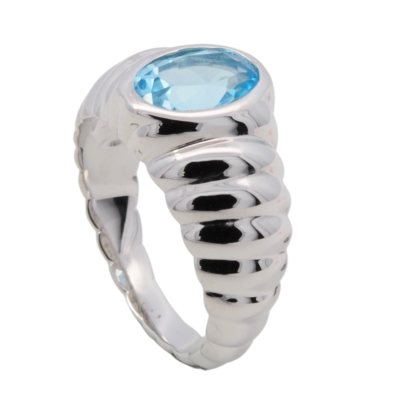 Dieser Ring, Modellnummer 746862056, zeichnet sich durch sein stilvolles Design aus Silber mit einem Blautopas aus. Als Teil der Kategorie "Schmuck" eignet er sich ideal f&uuml;r den t&auml;glichen Gebrauch. Tragen Sie ihn zu l&auml;ssigen oder eleganten Outfits, um einen Hauch von Eleganz hinzuzuf&uuml;gen. Perfekt f&uuml;r allt&auml;gliche Anl&auml;sse.