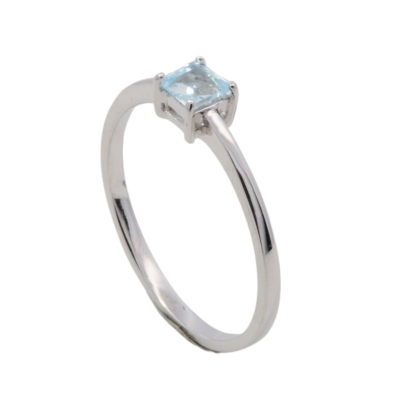 Der Ring Silber 1 Blautopas WMU Prospekt Z/Z709, Modellnummer 746887056, ist ein elegantes Schmuckst&uuml;ck, perfekt f&uuml;r den Alltag. Hergestellt aus feinem Silber und verziert mit einem leuchtenden Blautopas, strahlt er schlichte Eleganz aus. Tragen Sie ihn allein oder kombinieren Sie ihn mit anderen Ringen f&uuml;r einen stilvollen Look. Ideal f&uuml;r den t&auml;glichen Gebrauch.