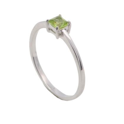 Der Ring Silber 1 Peridot WMU Prospekt Z/Z707, Modellnummer 746890056, ist ein eleganter Schmuckring der Kategorie "JUWEL". Er eignet sich perfekt f&uuml;r den Alltagsgebrauch. Der Ring hat die Gr&ouml;&szlig;e 56 und verf&uuml;gt &uuml;ber einen wundersch&ouml;nen gr&uuml;nen Peridotstein. Tragen Sie ihn als stilvolles Accessoire auf Partys oder im B&uuml;ro, um jedem Outfit Glanz zu verleihen.