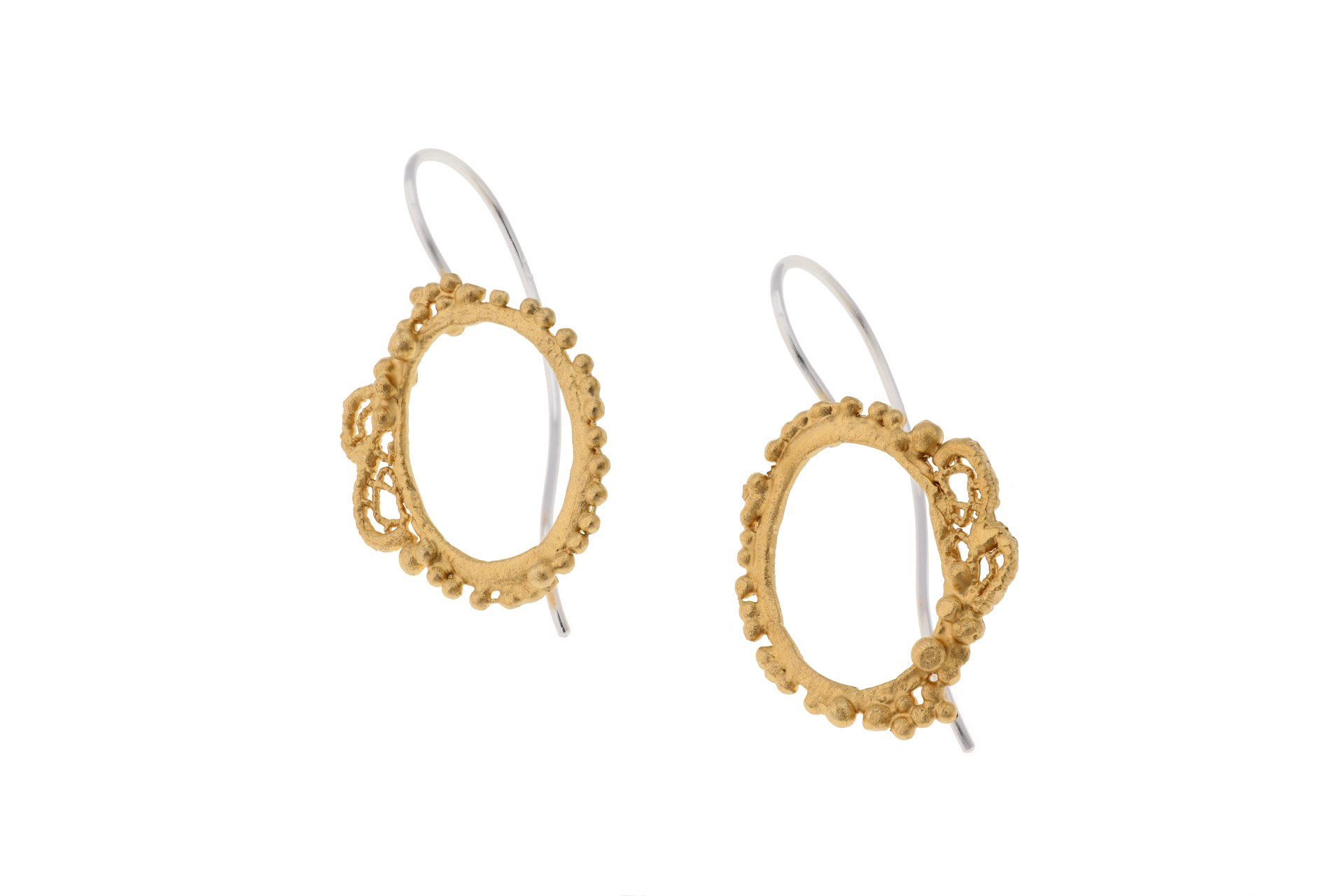 Die Ohrringe  sind vergoldete Silber-Ohrringe . Sie vereinen klassisches Design mit modernem Flair. Am besten tragen Sie sie zu eleganten Abendveranstaltungen oder stilvollen Alltagsoutfits, um jedem Look einen Hauch von Raffinesse zu verleihen. Perfekt f&uuml;r Frauen, die auf subtile, aber wirkungsvolle Accessoires setzen.