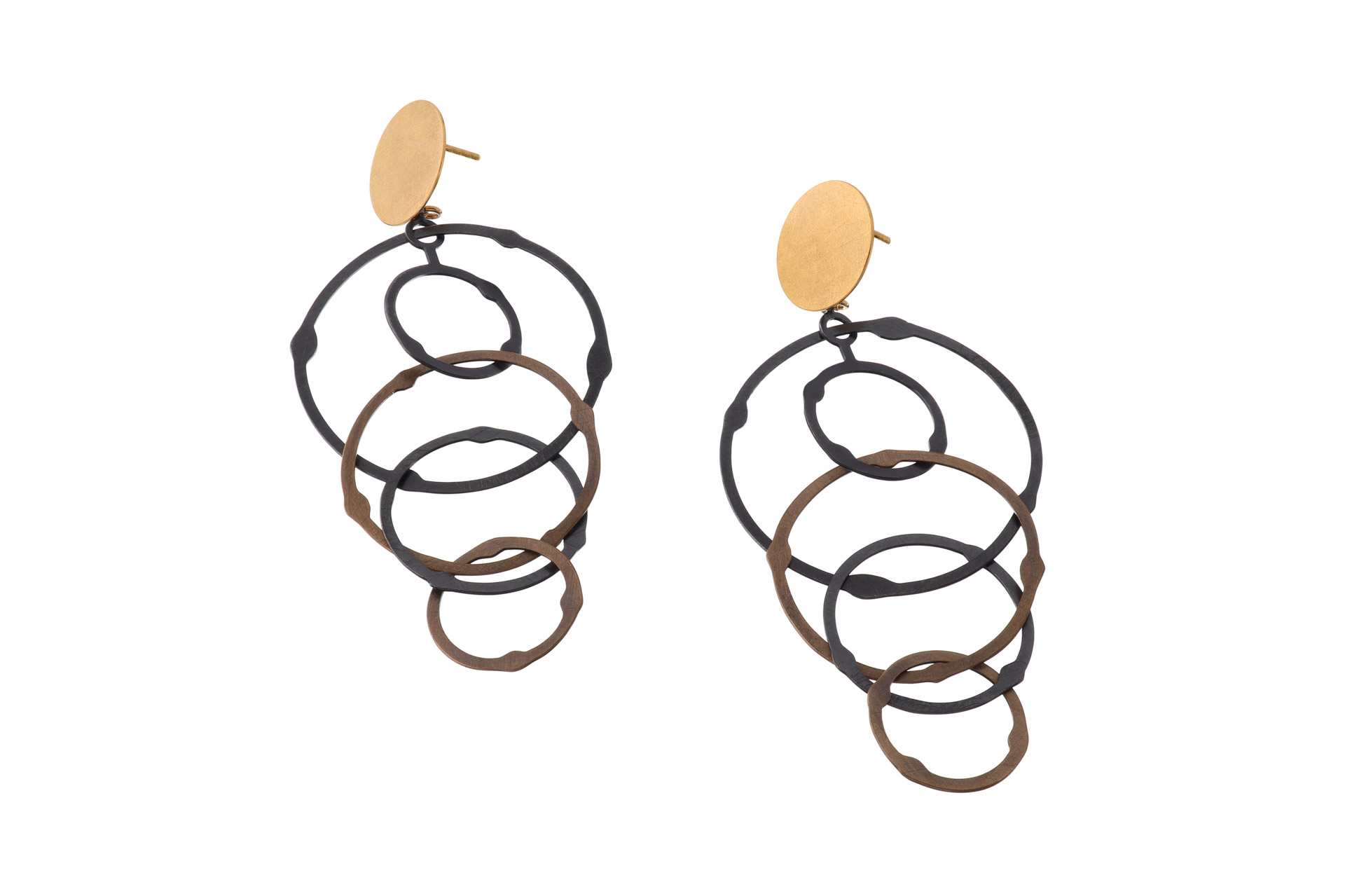 Diese silbernen, vergoldeten Ohrringe sind elegant und zeitlos, ideal f&uuml;r jeden Anlass. Der Ohrschmuck besticht durch seine hochwertige Verarbeitung und stilvoller Vergoldung. Tragen Sie diese Ohrringe mit einer eleganten Hochsteckfrisur oder offenen Haaren, um Ihren Look zu vervollst&auml;ndigen und ein Highlight zu setzen.