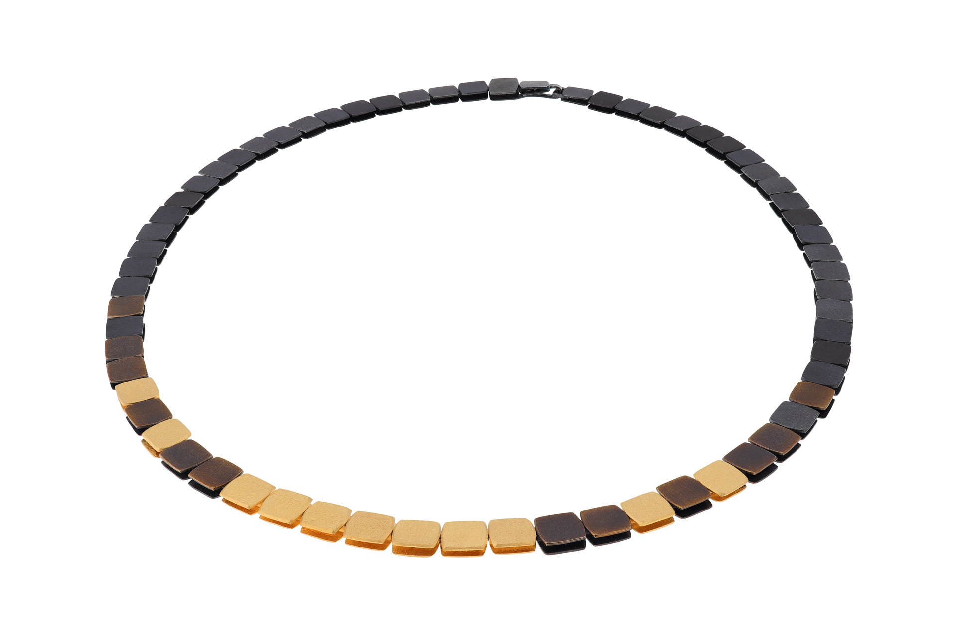 Das Produkt Collier Silber vergoldet mit der   ist eine elegante Halskette, die zeitlosen Stil mit moderner Eleganz kombiniert. Diese vergoldete Halskette hat einen luxuri&ouml;sen Glanz und ist ideal f&uuml;r besondere Anl&auml;sse. Die beste Art, sie zu tragen, ist &uuml;ber einem schlichten Kleid oder Oberteil, um ihren Glanz hervorzuheben. Perfekt f&uuml;r Abendveranstaltungen.