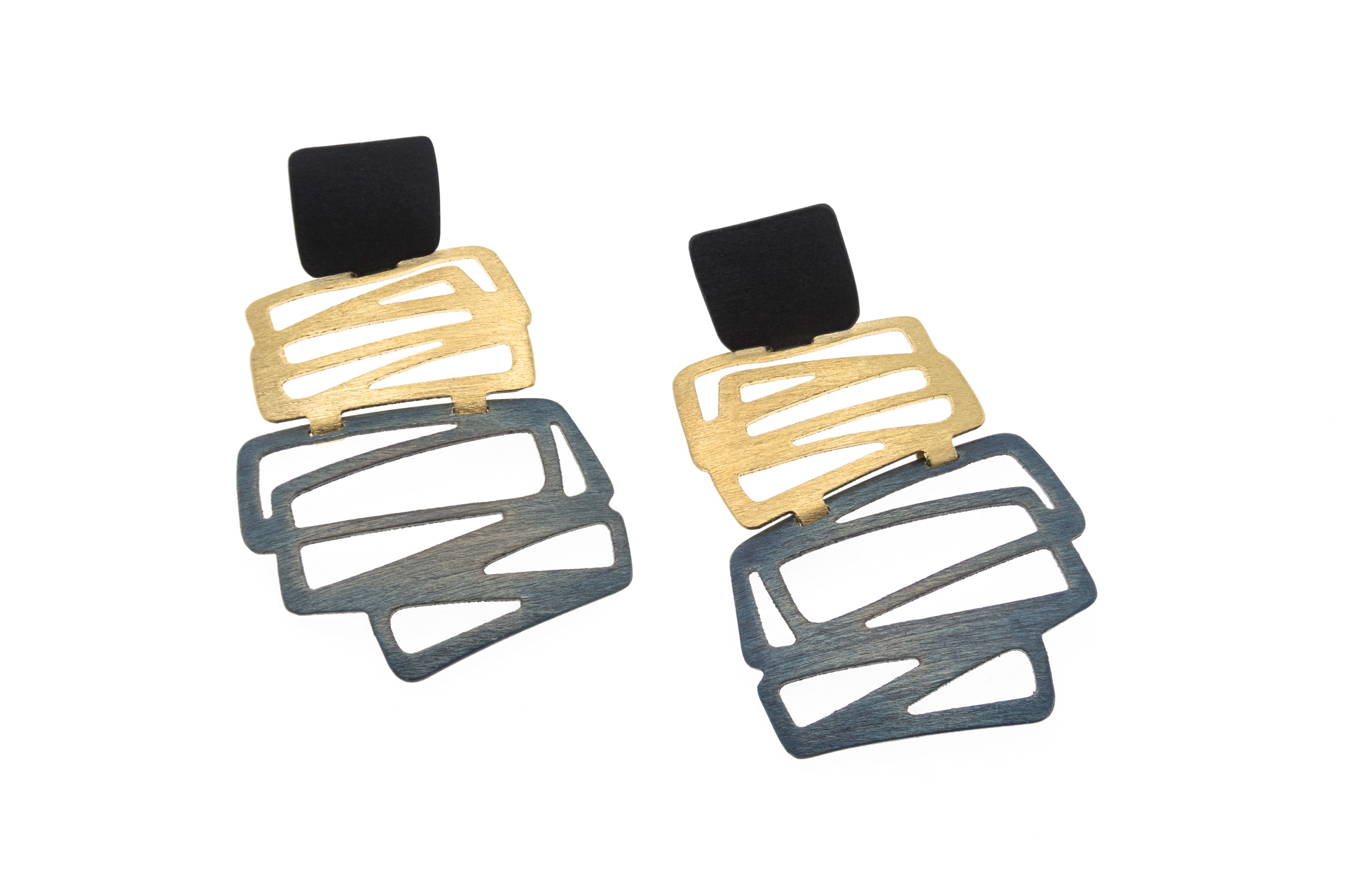 Die Ohrringe  sind elegante Stecker, die zur Kategorie "Schmuck" geh&ouml;ren. Sie sind ideal f&uuml;r den t&auml;glichen Gebrauch oder formelle Anl&auml;sse und verleihen jedem Outfit einen Hauch von Eleganz. Am besten zu tragen mit hochgesteckten Haaren oder k&uuml;rzeren Frisuren, um die Ohrringe hervorzuheben. Perfekt f&uuml;r moderne und stilbewusste Frauen.