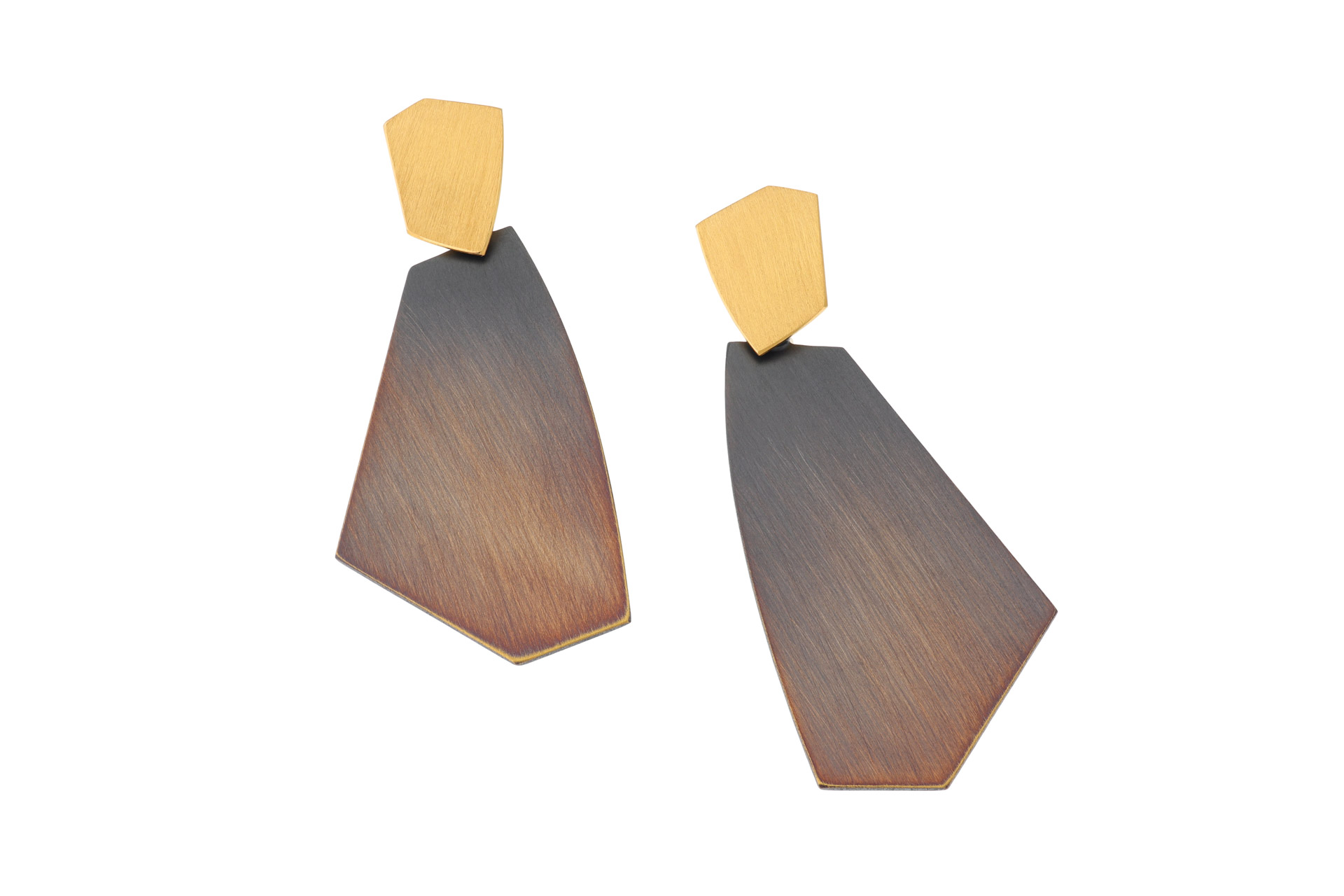 Die Ohrringe sind aus Silber gefertigt und vergoldet. Als stilvolle Ohrringe  bieten sie eine elegante Erg&auml;nzung zu jedem Outfit. Am besten kombinierst du sie mit einer Hochsteckfrisur oder Kurzhaarfrisur, um ihren Glanz hervorzuheben und das Gesicht optimal zu betonen. Perfekt f&uuml;r besondere Anl&auml;sse oder den Alltag.