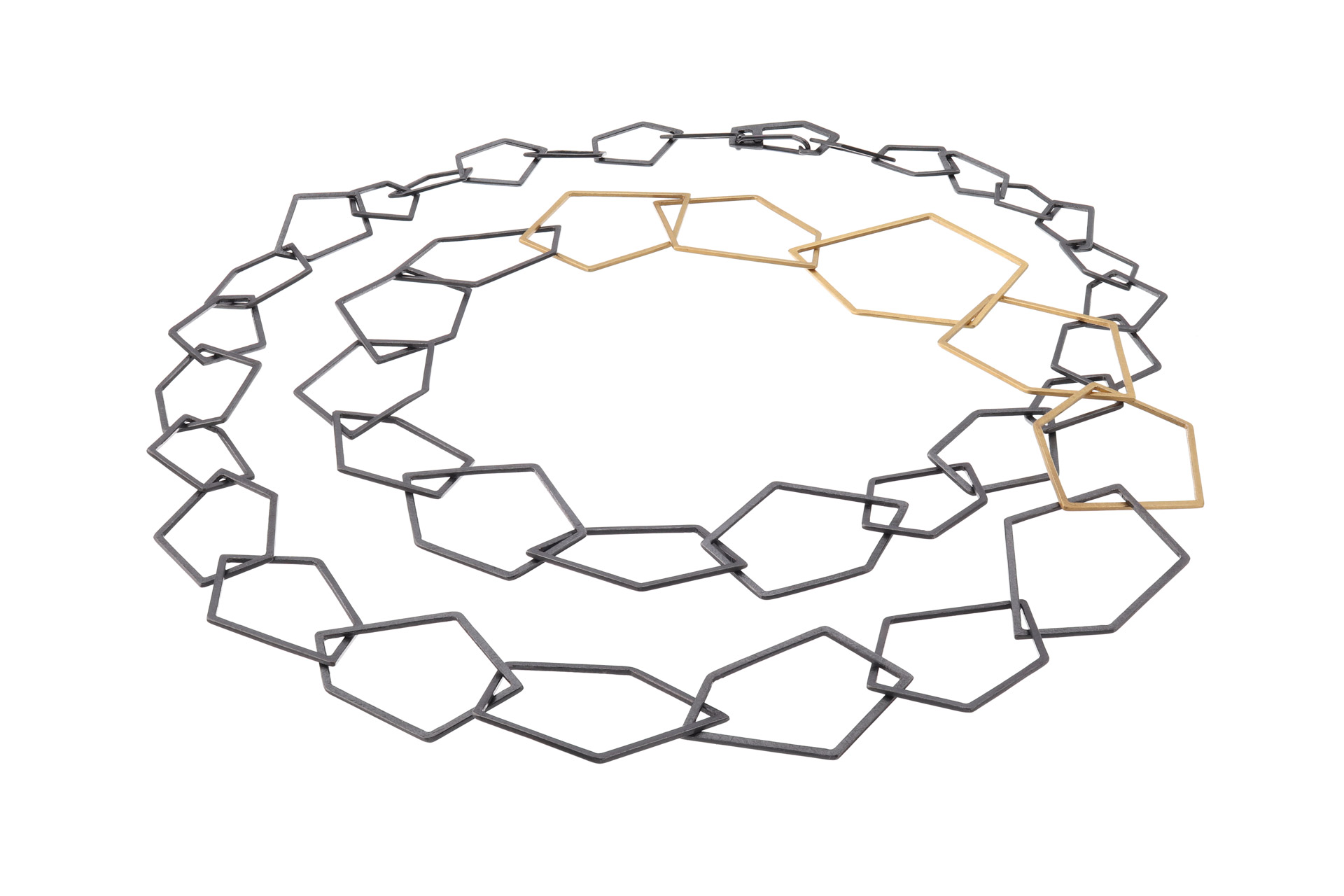 Diese elegante Kette  besticht durch ihr zeitloses Design. Perfekt zum t&auml;glichen Tragen oder f&uuml;r besondere Anl&auml;sse. Tragen Sie sie solo oder kombiniert mit anderen Schmuckst&uuml;cken f&uuml;r einen stilvollen Look, der jedes Outfit erg&auml;nzt. Ideal als Geschenk oder f&uuml;r sich selbst.