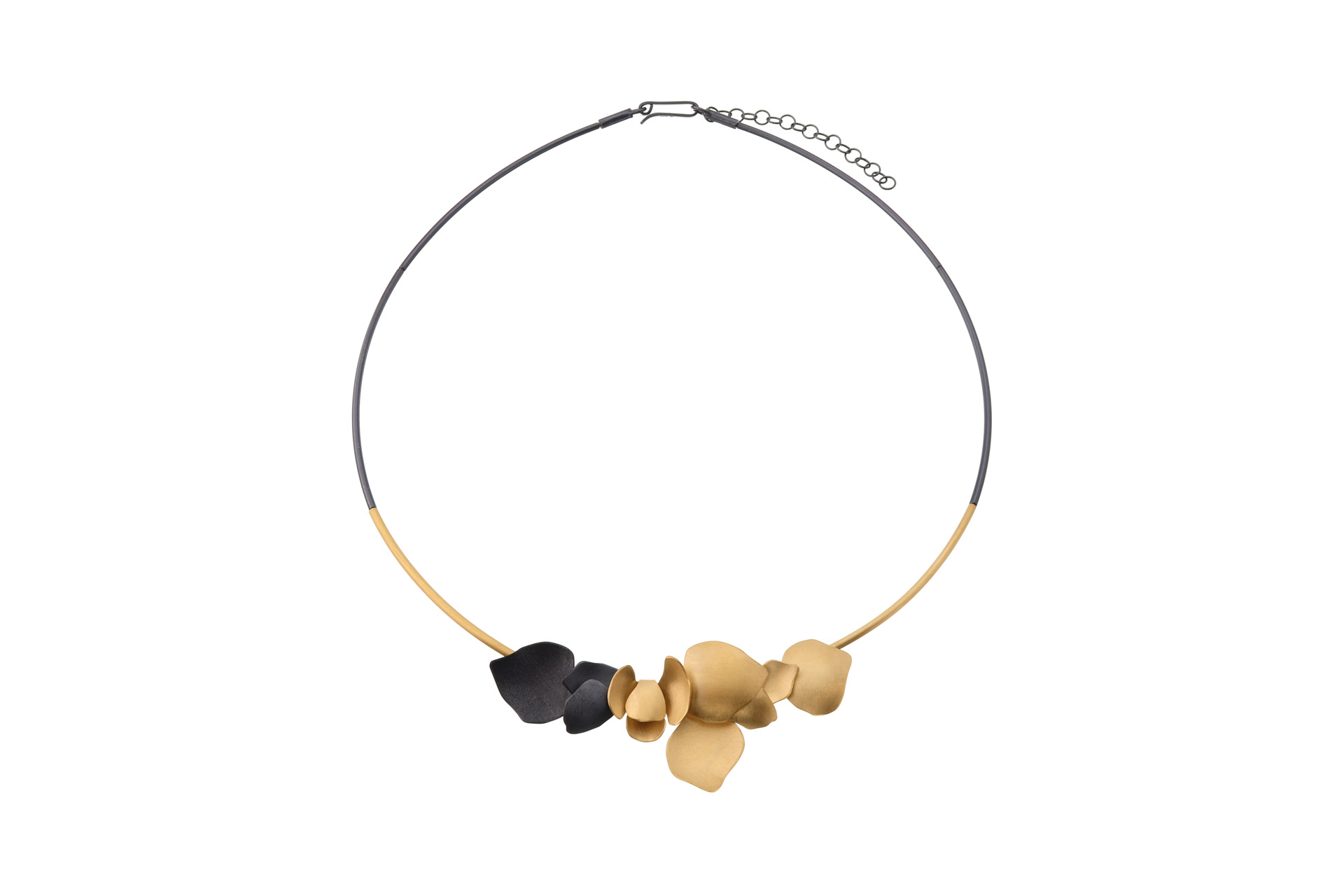 Entdecken Sie das elegante Collier Silber vergoldet. Dieses Schmuckst&uuml;ck zeichnet sich durch seine raffinierte Vergoldung auf hochwertigem Silber aus und erg&auml;nzt m&uuml;helos jedes Outfit. Als Halskette l&auml;sst es sich ideal zu formellen Anl&auml;ssen oder auch im Alltag tragen, um ein dezentes, dennoch wirkungsvolles Statement zu setzen. Perfekt f&uuml;r stilvolle Auftritte!