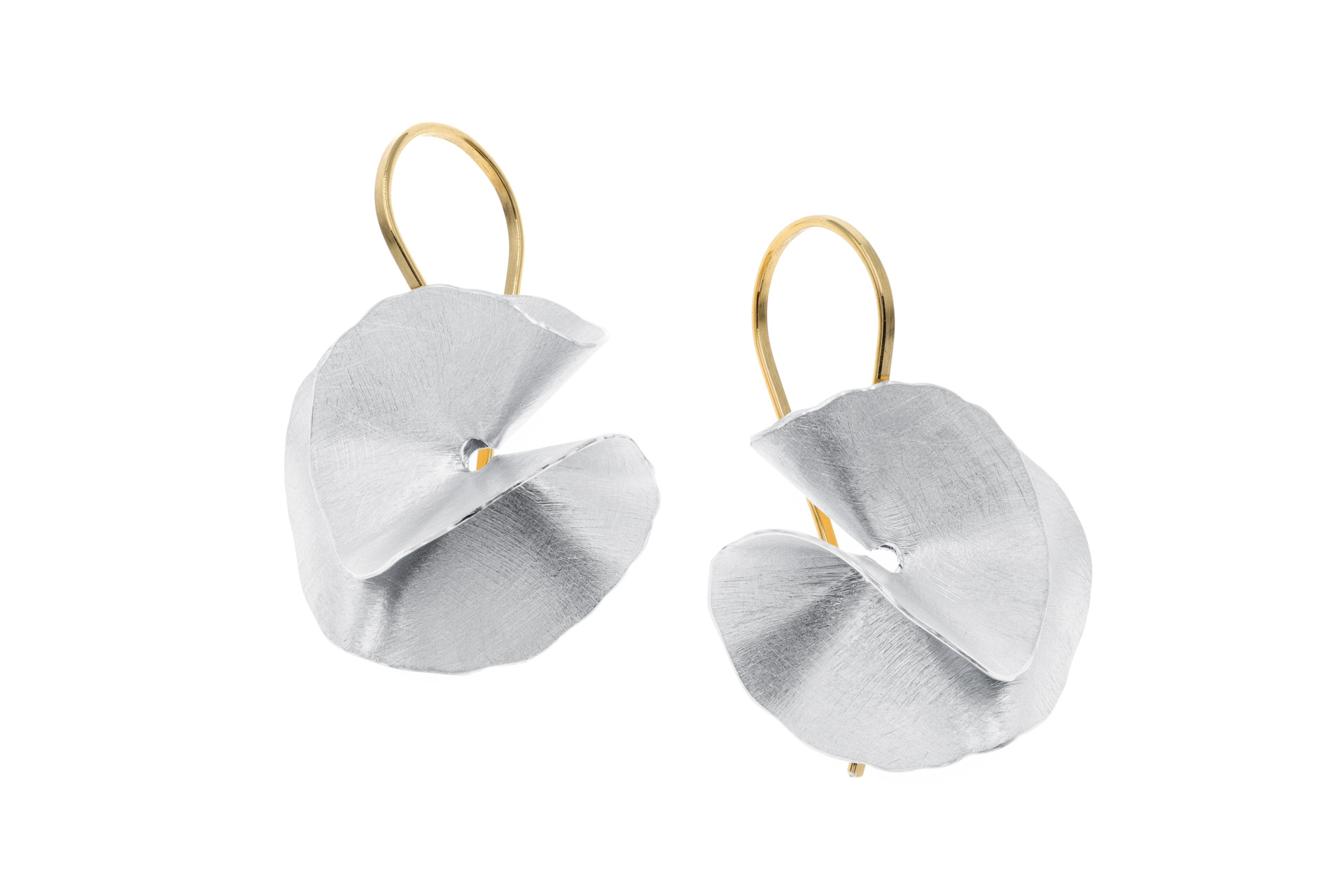 Diese Ohrringe aus vergoldetem Silber bestehen aus hochwertigem Schmuckmaterial und sind als stilvolle Studs designt. Ideal f&uuml;r den t&auml;glichen Gebrauch oder besondere Anl&auml;sse, lassen sie sich hervorragend mit formeller oder legerer Kleidung kombinieren. Tragen Sie sie allein f&uuml;r einen minimalistischen Look oder erg&auml;nzen Sie sie mit passenden Gold-Accessoires f&uuml;r einen eleganten Auftritt.