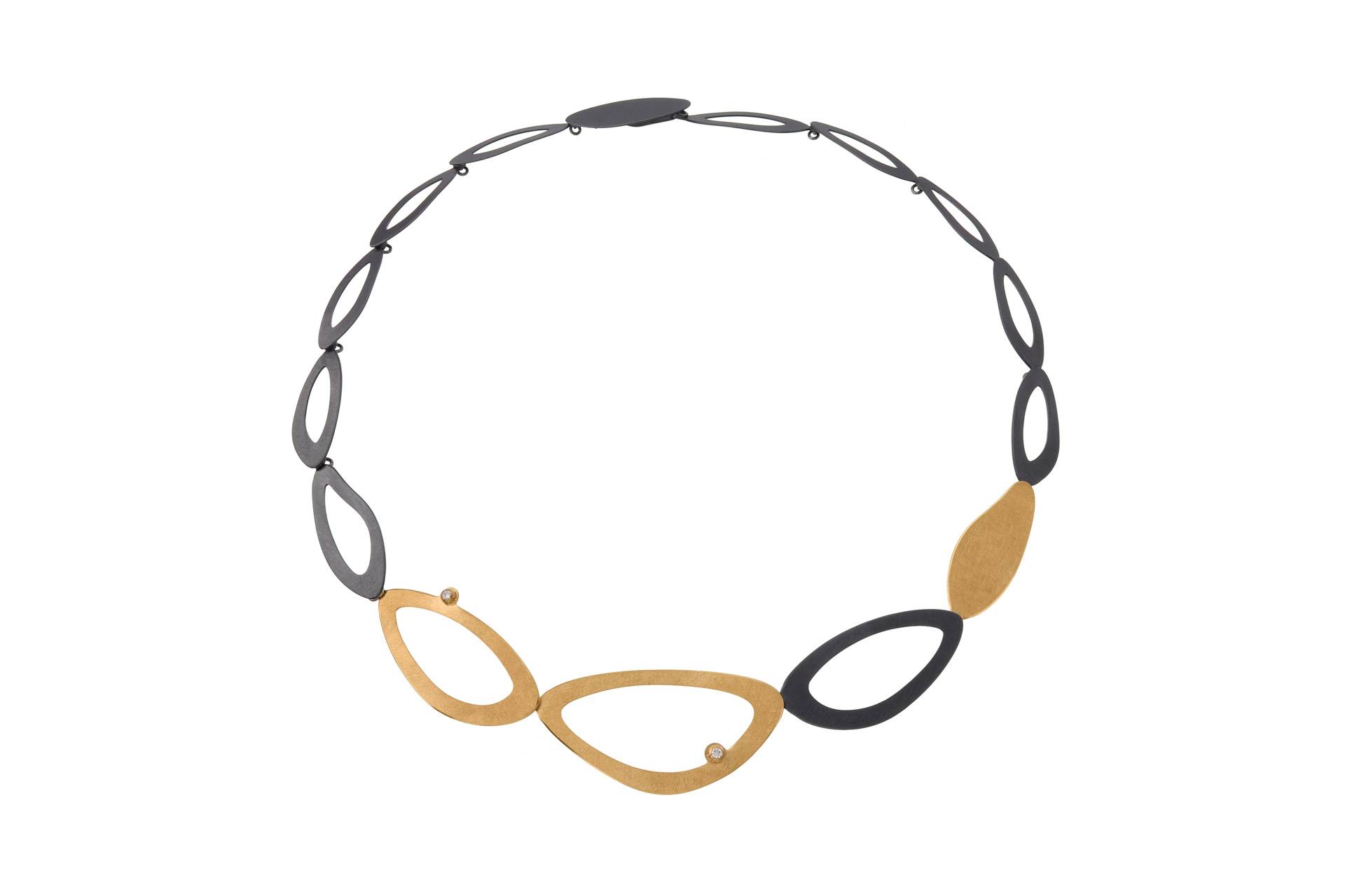 Das Produkt Collier Silber vergoldet  ein edles Schmuckst&uuml;ck aus der Kategorie Halskette. Mit einer L&auml;nge von 51 cm   besticht es durch seine vergoldete Silberschicht. Ideal als Blickfang bei besonderen Anl&auml;ssen oder um allt&auml;gliche Outfits stilvoll aufzuwerten. Tragen Sie es mit einem eleganten Kleid oder einer schlichten Bluse.
