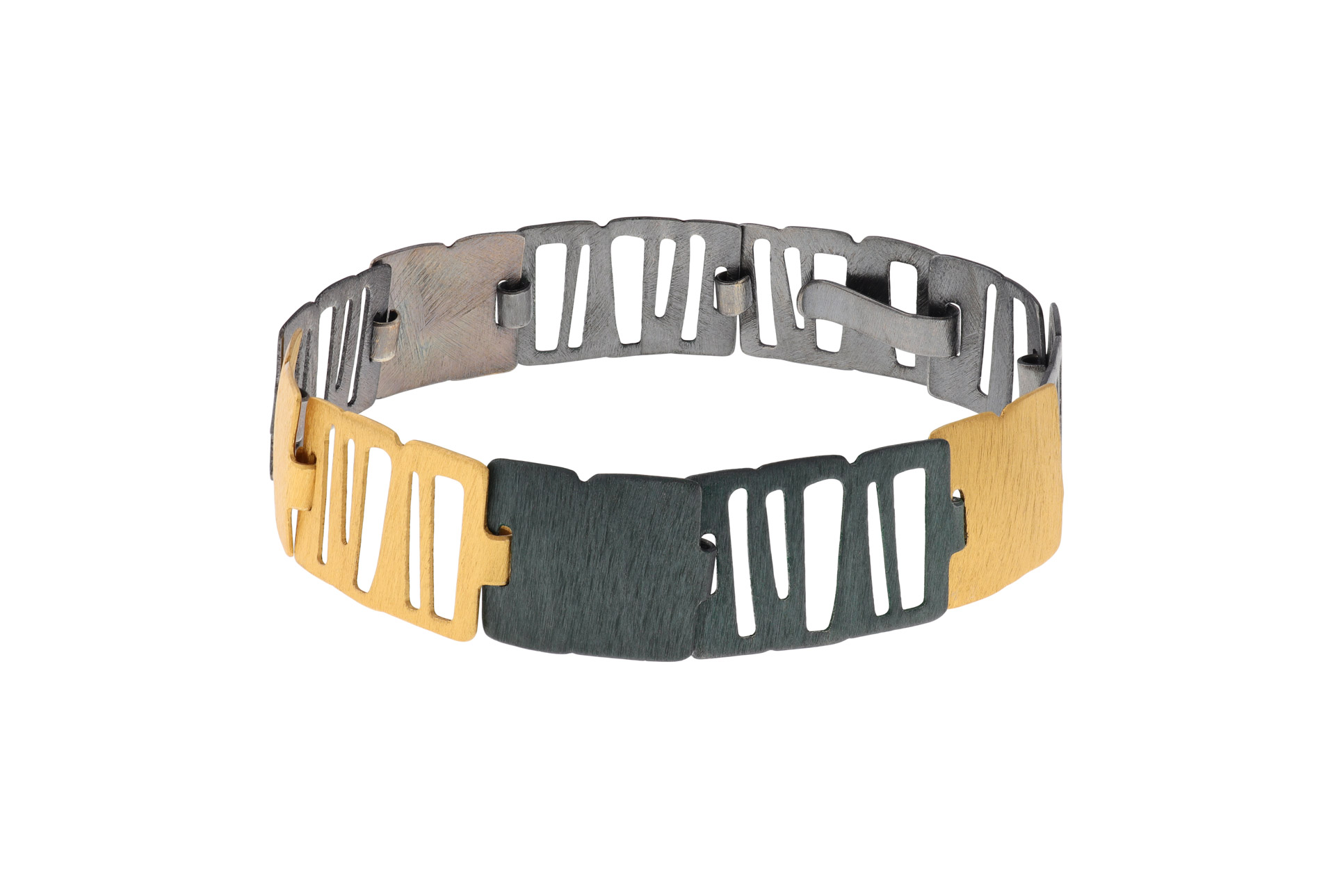 Dieser elegante Armband Silber vergoldet, ist ein stilvolles Schmuckst&uuml;ck aus der Kategorie JEWEL. Als BRACELET bietet es eine luxuri&ouml;se Vergoldung auf silberner Basis. Ideal zum Tragen bei besonderen Anl&auml;ssen oder im Alltag f&uuml;r einen Hauch von Eleganz. Kombinieren Sie es mit weiteren goldfarbenen Accessoires f&uuml;r einen harmonischen Look.