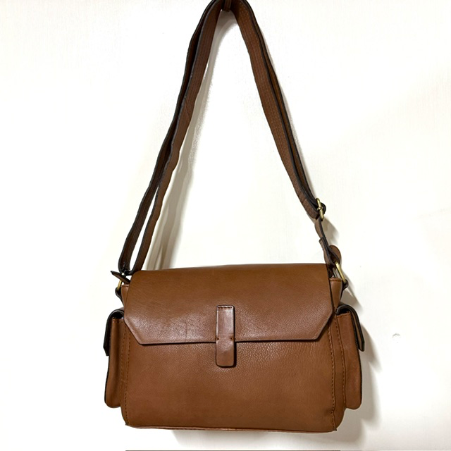 Crossbody tas van soepel Italiaans rundleer
Stijlvolle en praktische crossbody tas, gestyled in Itali&euml; en uitgevoerd in soepel, zacht rundleer. Dankzij het slimme vakkenconcept biedt de tas volop ruimte voor al je dagelijkse essentials, terwijl het compacte formaat comfortabel blijft dragen.
Afmetingen: ca. 20 cm hoog &times; 25 cm breed &times; 11 cm diep
Materiaal: soepel en zacht rundleer
Achterzijde: handig vak met rits
Voorzijde: klep met daaronder een toprits
Onder de toprits: ruim vak met rits en extra steekvakken
Binnenzijde: twee praktische steekvakjes
Schouderriem: breed, verstelbaar en comfortabel
Stijl: elegant, tijdloos en praktisch
Herkomst/styling: gestyled in Itali&euml;
Een veelzijdige leren crossbody die stijl en functionaliteit moeiteloos combineert &mdash; ideaal voor dagelijks gebruik.