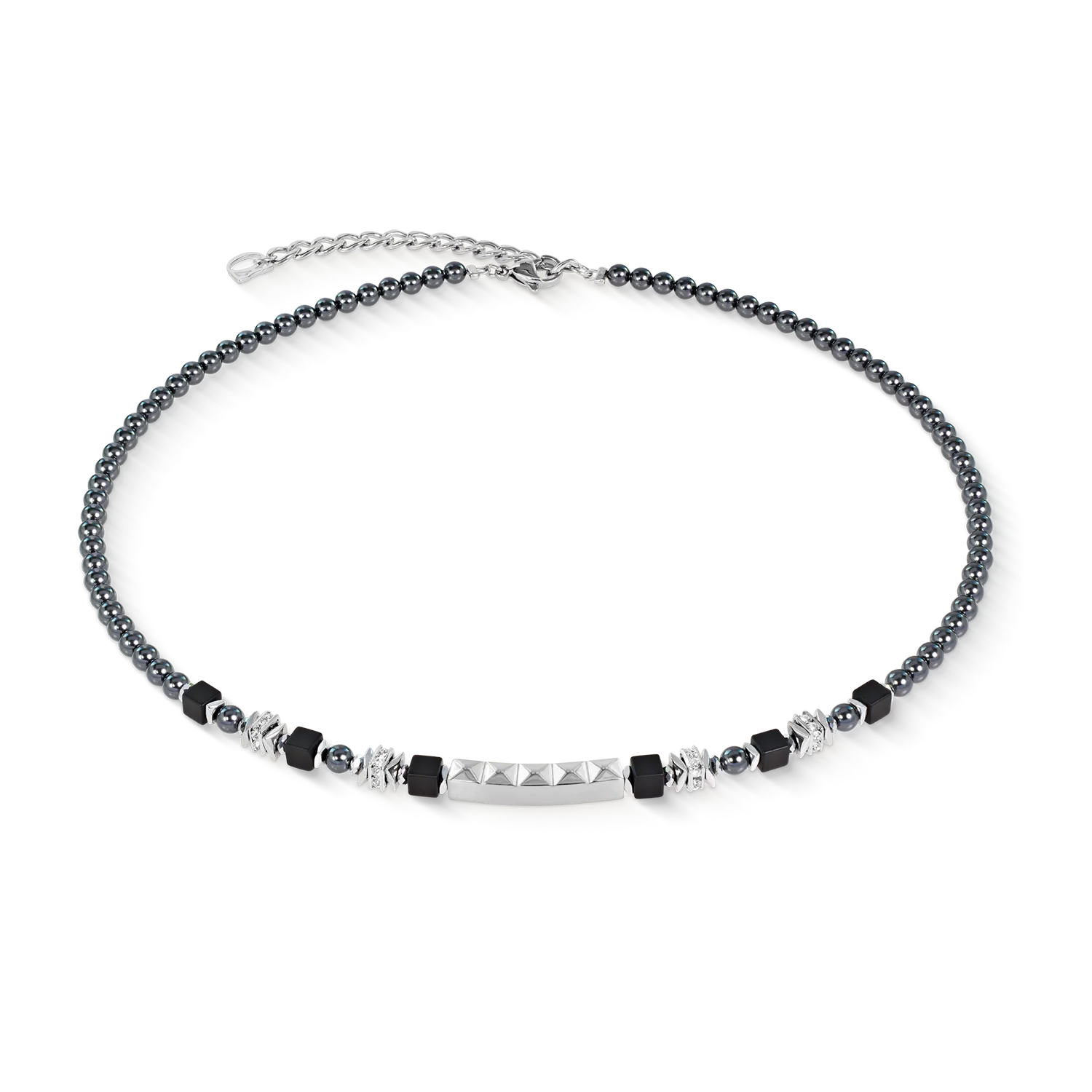 Kralen- en parelketting met spikes in antracietkleur.
Strakke lijnen en een vloeiende beweging kenmerken de Beads & Pearls Spike Necklace Anthracite. Sprankelende Swarovski&reg;-kristalparels, gepolijste onyx en met titaniumoxide afgewerkte hematiet komen samen in een opvallende compositie met eigentijdse elegantie. Het subtiel gebogen puntige element vormt het architectonische middelpunt en cre&euml;ert een verfijnd contrast met het rustige ritme van de parelketting. Sprankelende strass-rondellen zorgen voor subtiele reflecties en versterken de tijdloze verfijning van de ketting. Het harmonieuze kleurenpalet van antraciet, zilver en zwart geeft het ontwerp een onderscheidend en elegant karakter. De strakke esthetiek maakt de ketting een veelzijdige keuze voor zowel moderne zakelijke kleding als verfijnde avondoutfits, en weerspiegelt de onmiskenbare designtaal van COEUR DE LION. De Beads & Pearls Spike Necklace Anthracite is handgemaakt in Duitsland en combineert hoogwaardig vakmanschap, een nauwkeurig ontwerp en duurzame kwaliteit. Combineer hem met de bijpassende oorbellen en armband voor een prachtig geco&ouml;rdineerd sieradenensemble.

Elk sieraad dat u bij COEUR DE LION bestelt, wordt geleverd in een luxe designverpakking en met een echtheidscertificaat.