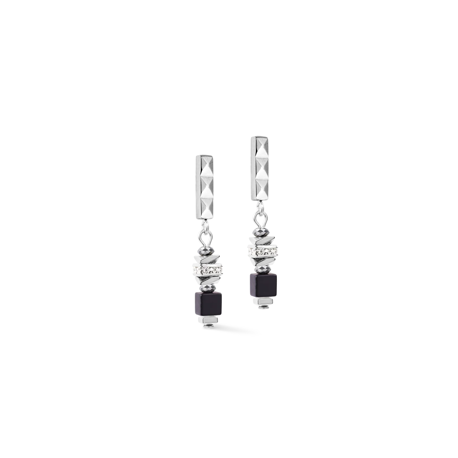 Oorbellen met kralen en parels in antracietkleur
Gedurfde contrasten en een verfijnd ontwerp bepalen het eigentijdse karakter van de Beads & Pearls Spike Drop Earrings Anthracite. Het kenmerkende puntige element vormt het opvallende beginpunt, waarna een zorgvuldig uitgebalanceerde reeks van gepolijste onyx, met titaniumoxide afgewerkte hematiet en sprankelende strass-rondellen volgt. Ge&iuml;nspireerd door een deel van de bijpassende ketting, herinterpreteren de oorbellen het ontwerp in een slank silhouet dat elegant meebeweegt met elke stap. De combinatie van diepzwart, koele zilvertinten en subtiele lichtreflecties cre&euml;ert een verfijnde maar veelzijdige look. Perfect voor alledaagse styling of elegante avondkleding, deze oorbellen complementeren moderne outfits met strakke lijnen en ingetogen verfijning. De Beads & Pearls Spike Drop Earrings Anthracite zijn handgemaakt in Duitsland en combineren hoogwaardige materialen, nauwgezet vakmanschap en de kenmerkende designtaal van COEUR DE LION. Combineer ze met de bijpassende ketting en armband voor een prachtig geco&ouml;rdineerd sieradenensemble.

Elk sieraad dat u bij COEUR DE LION bestelt, wordt geleverd in een luxe designverpakking en met een echtheidscertificaat.