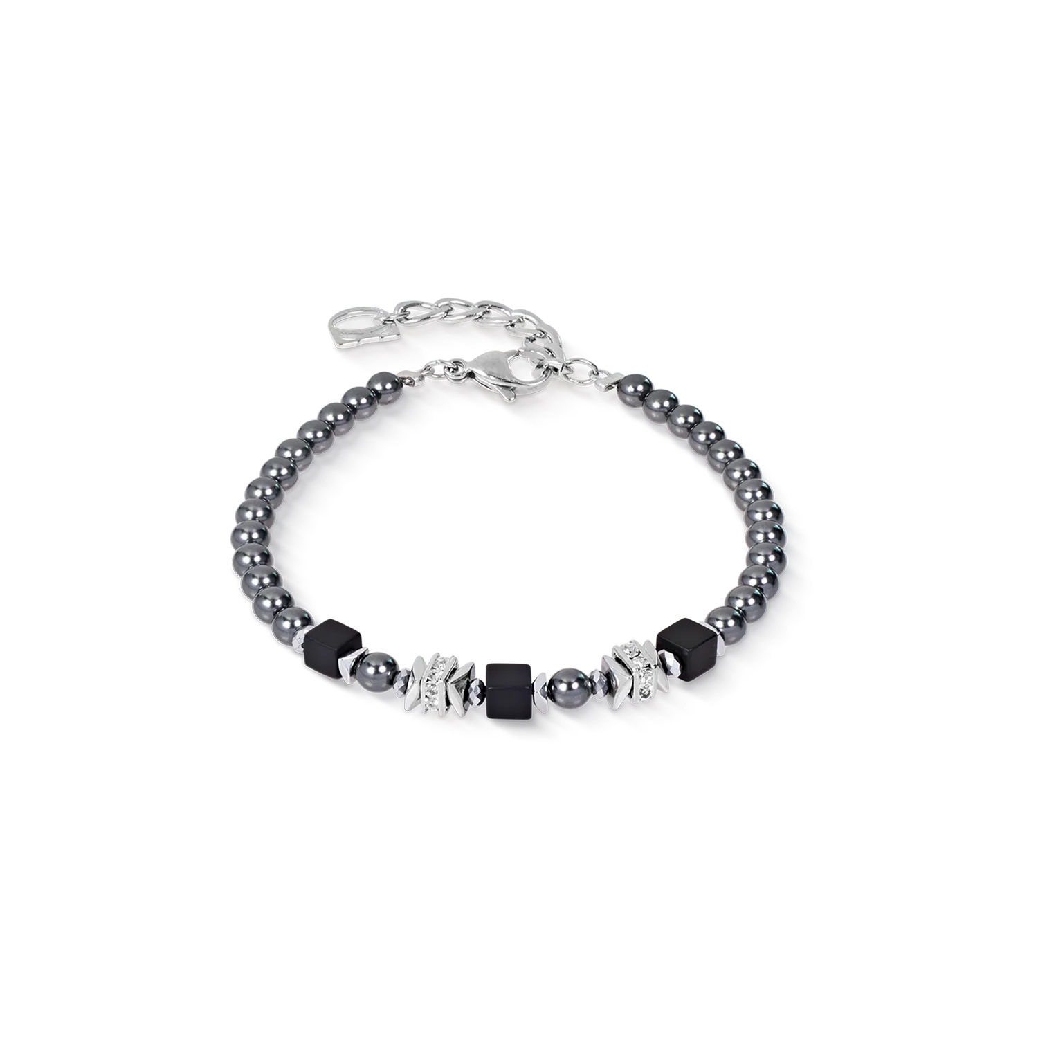 Kralen & Parels Spike Armband Antraciet
Strakke vormen en zorgvuldig uitgebalanceerde contrasten bepalen de eigentijdse elegantie van de Beads & Pearls Spike Bracelet Anthracite. Gepolijst onyx, Swarovski&reg;-kristalparels, met titaniumoxide afgewerkte hematiet en sprankelende strass-rondellen vormen een harmonieus geheel, ge&iuml;nspireerd op het ontwerp van de bijpassende ketting. De armband zet het ritme van het centrale element van de ketting voort en combineert vloeiende balans met verfijnde geometrische precisie. Het geraffineerde samenspel van diepzwart, glinsterende antraciettinten en koele zilveren accenten maakt deze armband een veelzijdige accessoire voor elke gelegenheid. Hij voegt een subtiel statement toe aan de pols en past moeiteloos bij zowel moderne zakelijke kleding als elegante avondlooks. De Beads & Pearls Spike Bracelet Anthracite is handgemaakt in Duitsland en combineert hoogwaardige materialen, nauwgezet vakmanschap en de onmiskenbare designtaal van COEUR DE LION. Combineer hem met de bijpassende ketting en oorbellen voor een perfect geco&ouml;rdineerde sieradenset.

Elk sieraad dat u bij COEUR DE LION bestelt, wordt geleverd in een luxe designverpakking en met een echtheidscertificaat.