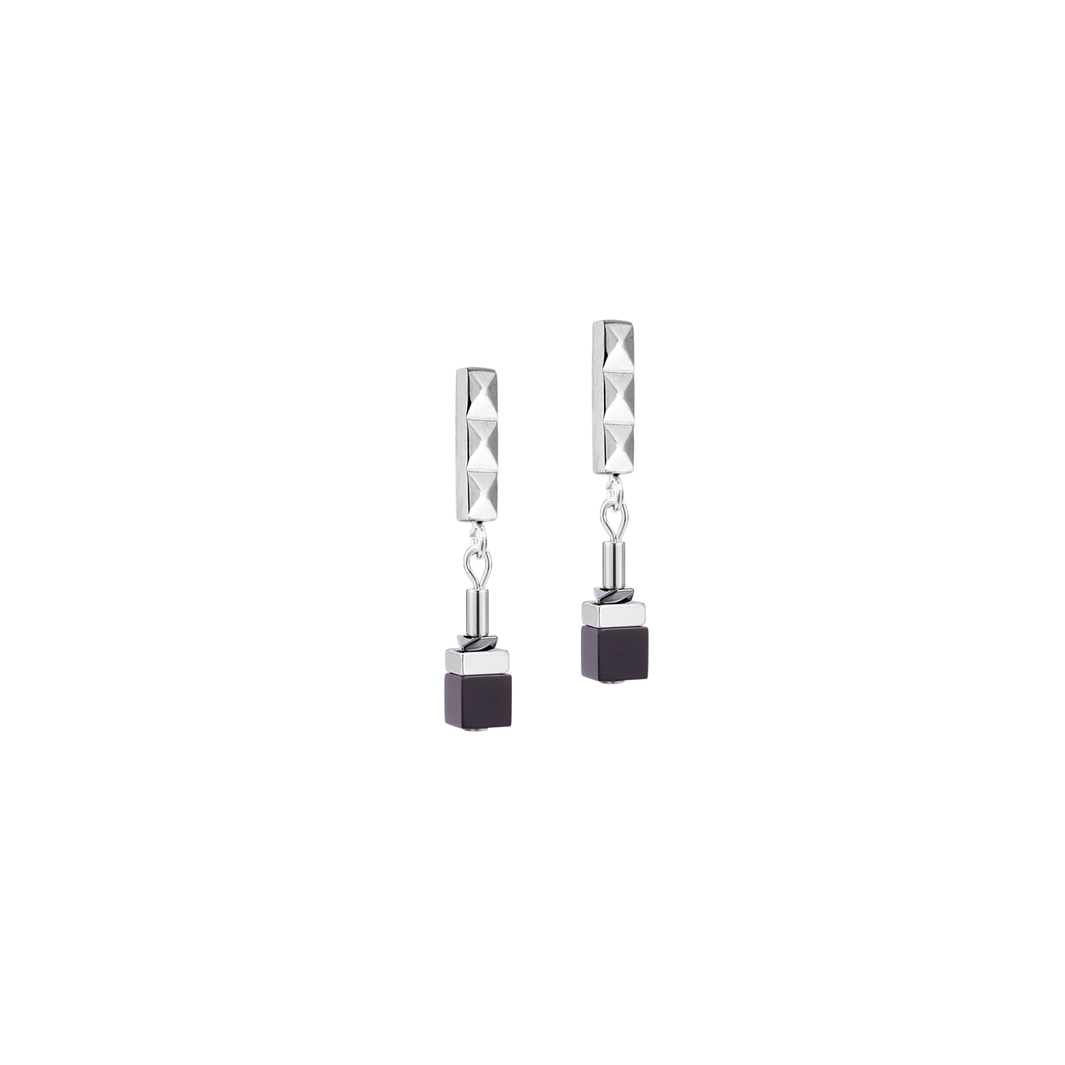 Kubus Eclipse Oorstekers Onyx
De Cube Eclipse Stud Earrings Onyx weerspiegelen de verfijnde designtaal van de collectie met een delicate compositie van 4 mm en strakke geometrische lijnen. Ge&iuml;nspireerd door de balans tussen licht en schaduw, combineren ze eigentijdse elegantie met een zelfverzekerd karakter, waardoor een tijdloos designsieraad ontstaat. Of ze nu los gedragen worden of met de bijpassende ketting en armband, Cube Eclipse complementeert moeiteloos zowel zakelijke looks als avondoutfits. Hun minimalistische silhouet maakt ze een veelzijdige toevoeging aan elke sieradencollectie. Diepzwarte onyx wordt gecombineerd met grijs en zilverkleurig hematiet, wat zorgt voor elegante contrasten met een moderne uitstraling. Roestvrij staal garandeert langdurig comfort en duurzaamheid.

Elk sieraad dat u bij COEUR DE LION bestelt, wordt geleverd in een luxe designverpakking en met een echtheidscertificaat.