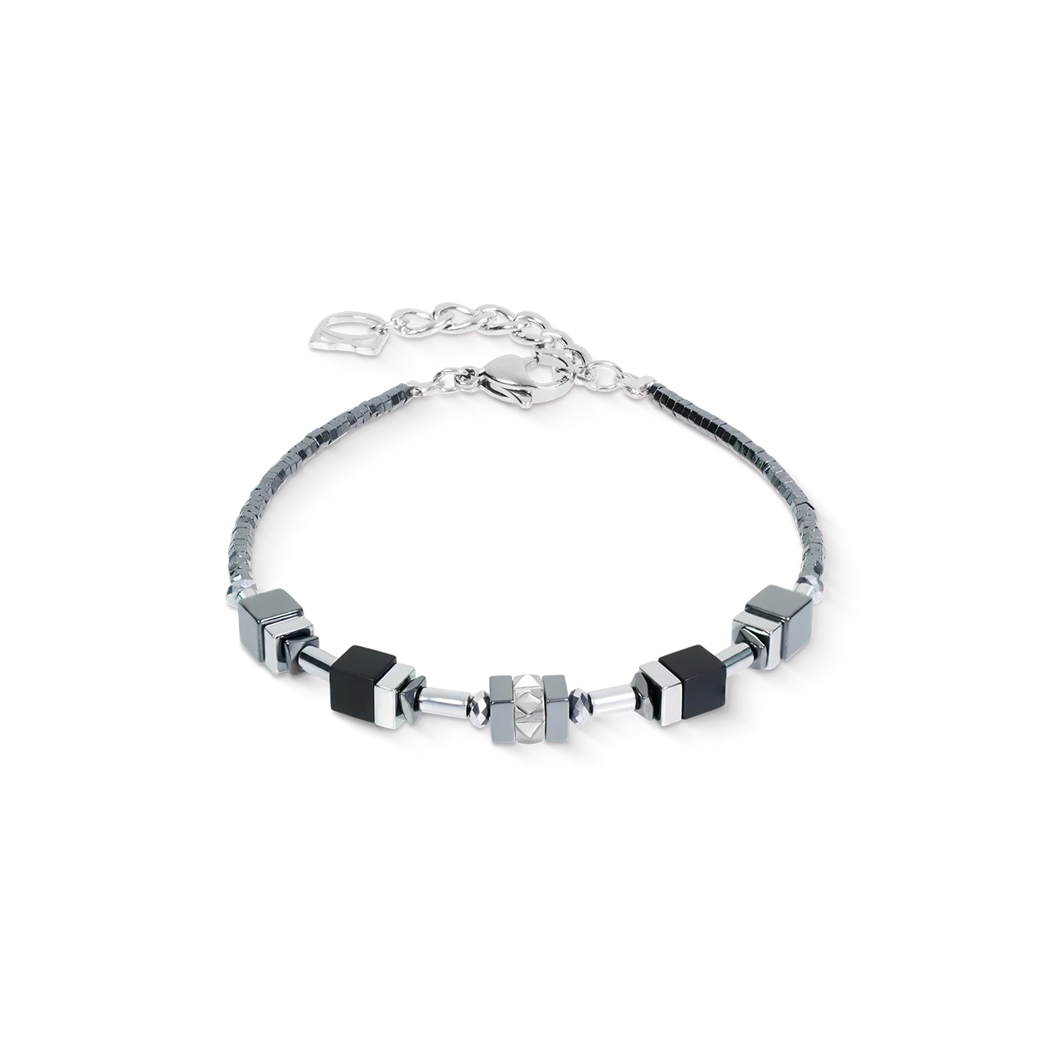 Kubus Eclipse Armband Onyx
De Cube Eclipse armband in onyx belichaamt de eigentijdse designfilosofie van de collectie met een delicate compositie van slechts 4 mm. Strakke proporties, het iconische kubusmotief en een monochroom kleurenpalet cre&euml;ren een modern designsieraad, ge&iuml;nspireerd op de harmonie van licht en schaduw. Of u hem nu combineert met de bijpassende ketting of hem los draagt, de Cube Eclipse armband is een elegante aanvulling op zakelijke outfits, minimalistische stijlen en avondlooks. Het verfijnde silhouet biedt tijdloze veelzijdigheid. Diepzwarte onyx wordt gecombineerd met grijs en zilverkleurig hematiet, wat zorgt voor geraffineerde contrasten die de strakke esthetiek van de collectie defini&euml;ren. Roestvrij staal garandeert langdurig comfort en duurzaamheid.

Elk sieraad dat u bij COEUR DE LION bestelt, wordt geleverd in een luxe designverpakking en met een echtheidscertificaat.