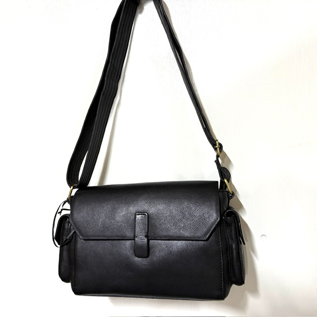 Crossbody tas van soepel Italiaans rundleer
Stijlvolle en praktische crossbody tas, gestyled in Itali&euml; en uitgevoerd in soepel, zacht rundleer. Dankzij het slimme vakkenconcept biedt de tas volop ruimte voor al je dagelijkse essentials, terwijl het compacte formaat comfortabel blijft dragen.
Afmetingen: ca. 20 cm hoog &times; 25 cm breed &times; 11 cm diep
Materiaal: soepel en zacht rundleer
Achterzijde: handig vak met rits
Voorzijde: klep met daaronder een toprits
Onder de toprits: ruim vak met rits en extra steekvakken
Binnenzijde: twee praktische steekvakjes
Schouderriem: breed, verstelbaar en comfortabel
Stijl: elegant, tijdloos en praktisch
Herkomst/styling: gestyled in Itali&euml;
Een veelzijdige leren crossbody die stijl en functionaliteit moeiteloos combineert &mdash; ideaal voor dagelijks gebruik.