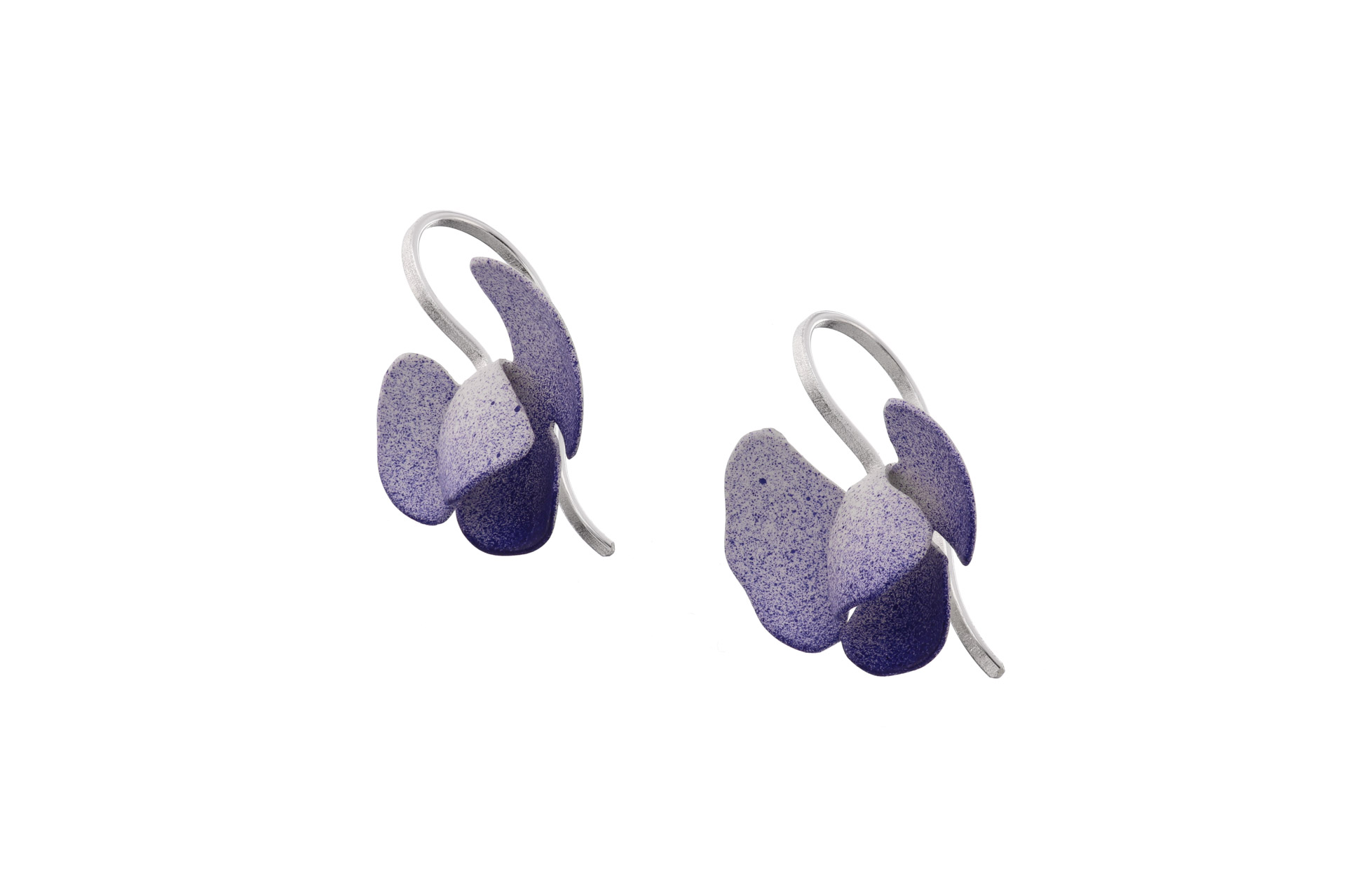 Ohrringe Silber,  bieten eleganten Schmuck f&uuml;r stilvolle Auftritte. Diese zarten Ohrringe aus hochwertigem Silber verleihen jedem Outfit einen Hauch von Raffinesse. Perfekt f&uuml;r den t&auml;glichen Gebrauch oder besondere Anl&auml;sse, sie erg&auml;nzen sowohl l&auml;ssige als auch formelle Looks ideal. Tragen Sie sie mit zur&uuml;ckgestecktem Haar f&uuml;r maximale Wirkung.
