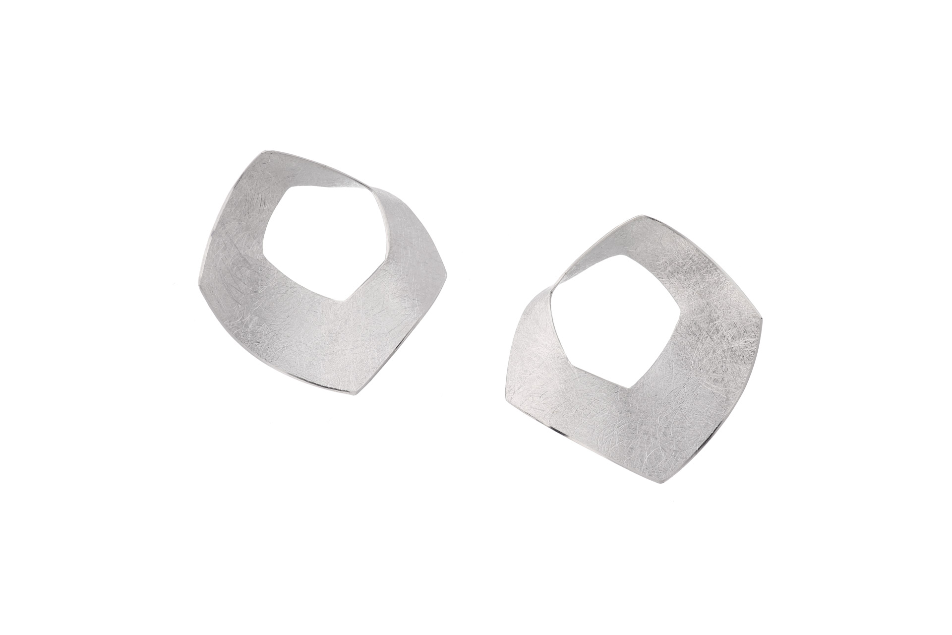 Ohrringe Silber, sind elegante Schmuckst&uuml;cke aus hochwertigem Silber. Diese Ohrringe strahlen zeitlose Sch&ouml;nheit aus und passen perfekt zu jedem Outfit. Besonders gut kommen sie zur Geltung, wenn sie mit eleganter Abendgarderobe kombiniert werden. F&uuml;r einen stilvollen und klassischen Look sind sie die ideale Wahl. Perfekt f&uuml;r besondere Anl&auml;sse oder den Alltag.