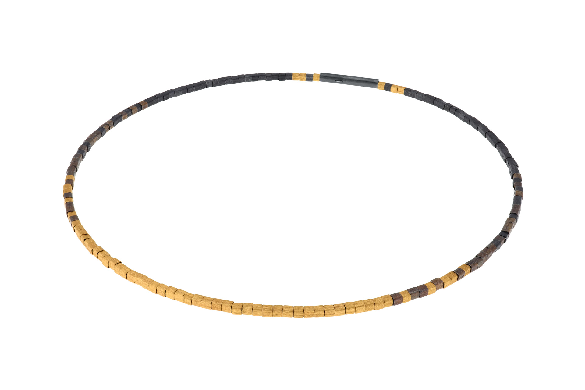 Der Halsschmuck Silber vergoldet  ist eine exquisite Halskette, die strahlenden Goldglanz bietet. Perfekt f&uuml;r elegante Anl&auml;sse oder als stilvolles Accessoire im Alltag. Tragen Sie sie solo f&uuml;r einen minimalistischen Look oder kombinieren Sie sie mit anderen Ketten, um ein modernes Schichtdesign zu kreieren. Ein Must-have f&uuml;r jeden Schmuckliebhaber!