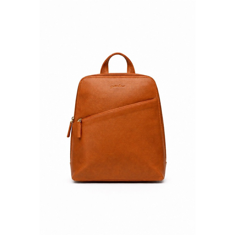 Justified Vela City Backpack Cognac &ndash; Leren Rugzak
De Justified Vela City Backpack in de stijlvolle kleur cognac is een tijdloze leren rugzak die functionaliteit en elegantie perfect combineert. Deze compacte backpack is gemaakt van 100% Bos Taurus leer, een stevig en hoogwaardig leersoort met een karaktervolle uitstraling. Dankzij het natuurlijke leer krijgt de rugzak naarmate hij wordt gebruikt steeds meer een unieke uitstraling.
Met zijn formaat van 24 x 10 x 30 cm is de Vela City Backpack ideaal voor dagelijks gebruik. De rugzak biedt voldoende ruimte voor je belangrijkste essentials, terwijl het compacte formaat comfortabel blijft voor onderweg. De warme cognackleur maakt deze leren rugzak bovendien gemakkelijk te combineren met zowel een casual als een zakelijke outfit.

De Justified Vela City Backpack cognac is een uitstekende keuze voor wie op zoek is naar een stijlvolle, duurzame en praktische leren rugzak voor dames en heren.

Productdetails
Merk: Justified
Model: Vela City Backpack
Kleur: Cognac
Kleurcode: 31
Materiaal: 100% Bos Taurus Leather
Afmetingen: 24 x 10 x 30 cm
Land van herkomst: India (IN)
Waarom kiezen voor de Justified Vela City Backpack?
Gemaakt van 100% echt Bos Taurus leer
Tijdloze cognackleur
Compact en praktisch formaat
Geschikt voor dagelijks gebruik
Duurzame leren uitstraling die mooier wordt met gebruik
Stijlvol te combineren met verschillende outfits
