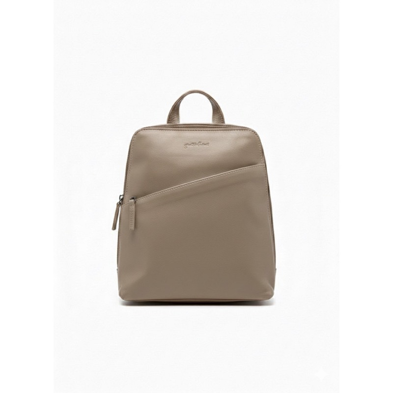 Justified Vela City Backpack Beige
Ontdek de perfecte combinatie van stijl en functionaliteit met de Justified Vela City Backpack. Deze elegante leren rugzak is gemaakt van 100% hoogwaardig Bos Taurus leer en heeft een prachtige, tijdloze cognackleur. Compact van formaat, maar ideaal voor het meenemen van je dagelijkse essentials. Het natuurlijke leer krijgt door gebruik steeds meer karakter en een unieke uitstraling.

Afmetingen: 24 x 10 x 30 cm
Materiaal: 100% Bos Taurus leer