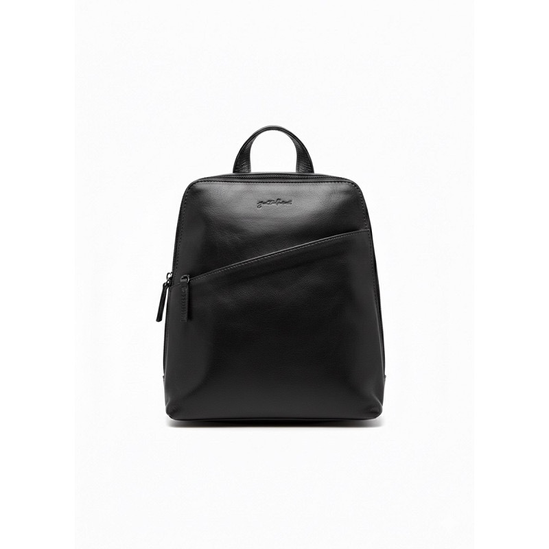 Justified Vela City Backpack Zwart
Ontdek de perfecte combinatie van stijl en functionaliteit met de Justified Vela City Backpack. Deze elegante leren rugzak is gemaakt van 100% hoogwaardig Bos Taurus leer en heeft een prachtige, tijdloze cognackleur. Compact van formaat, maar ideaal voor het meenemen van je dagelijkse essentials. Het natuurlijke leer krijgt door gebruik steeds meer karakter en een unieke uitstraling.

Afmetingen: 24 x 10 x 30 cm
Materiaal: 100% Bos Taurus leer