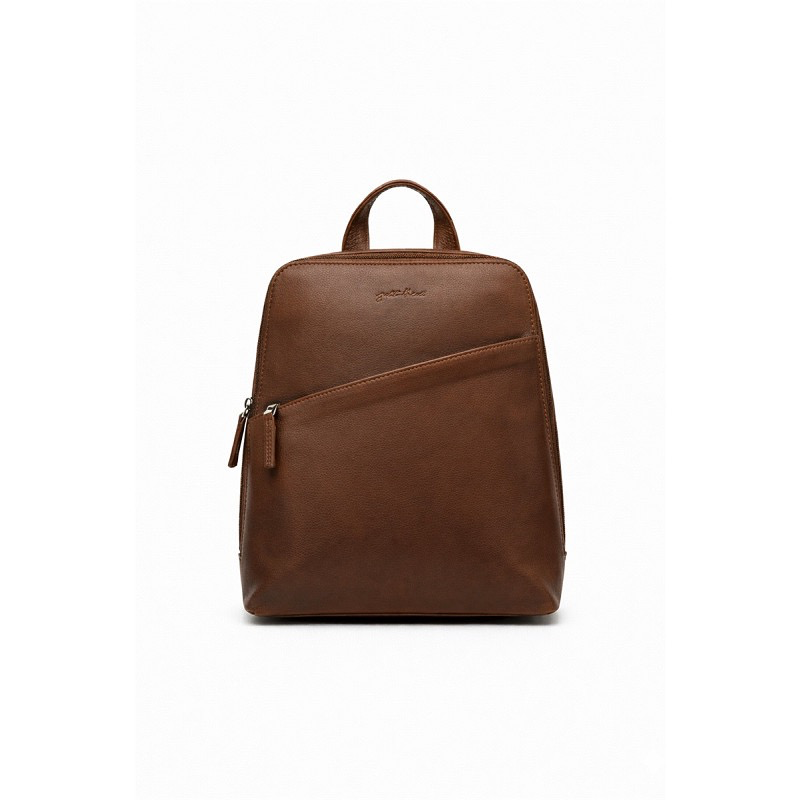 Justified Vela City Backpack Bruin
Ontdek de perfecte combinatie van stijl en functionaliteit met de Justified Vela City Backpack. Deze elegante leren rugzak is gemaakt van 100% hoogwaardig Bos Taurus leer en heeft een prachtige, tijdloze cognackleur. Compact van formaat, maar ideaal voor het meenemen van je dagelijkse essentials. Het natuurlijke leer krijgt door gebruik steeds meer karakter en een unieke uitstraling.

Afmetingen: 24 x 10 x 30 cm
Materiaal: 100% Bos Taurus leer