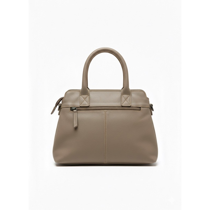 Justified Vela Shopper Laptop Comp Beige &ndash; Leren Shopper
Stijlvol naar kantoor, onderweg of tijdens een dagje shoppen? De Justified Vela Shopper Laptop Comp combineert een elegante uitstraling met praktische functionaliteit. Deze ruime leren shopper in tijdloos beige is gemaakt van 100% hoogwaardig Bos Taurus leer, waardoor de tas niet alleen stevig en duurzaam is, maar ook een luxe uitstraling heeft.

De Vela Shopper biedt voldoende ruimte voor je dagelijkse essentials en is dankzij het praktische formaat van 27 x 12 x 23 cm ideaal voor dagelijks gebruik. De neutrale beige kleur maakt deze leren shopper eenvoudig te combineren met iedere outfit, van casual tot zakelijk.

Productdetails

Merk: Justified
Model: Vela Shopper Laptop Comp
Kleur: Beige
Materiaal: 100% Bos Taurus Leather
Afmetingen: 27 x 12 x 23 cm
Land van herkomst: India (IN)
Een stijlvolle leren shopper voor dames die functionaliteit, kwaliteit en een tijdloze uitstraling moeiteloos combineert.